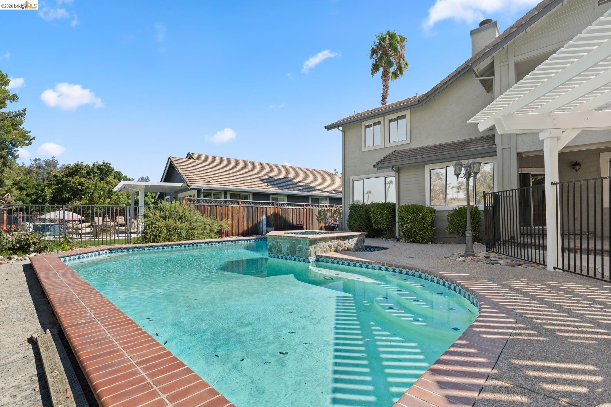 2216 Colonial Ct