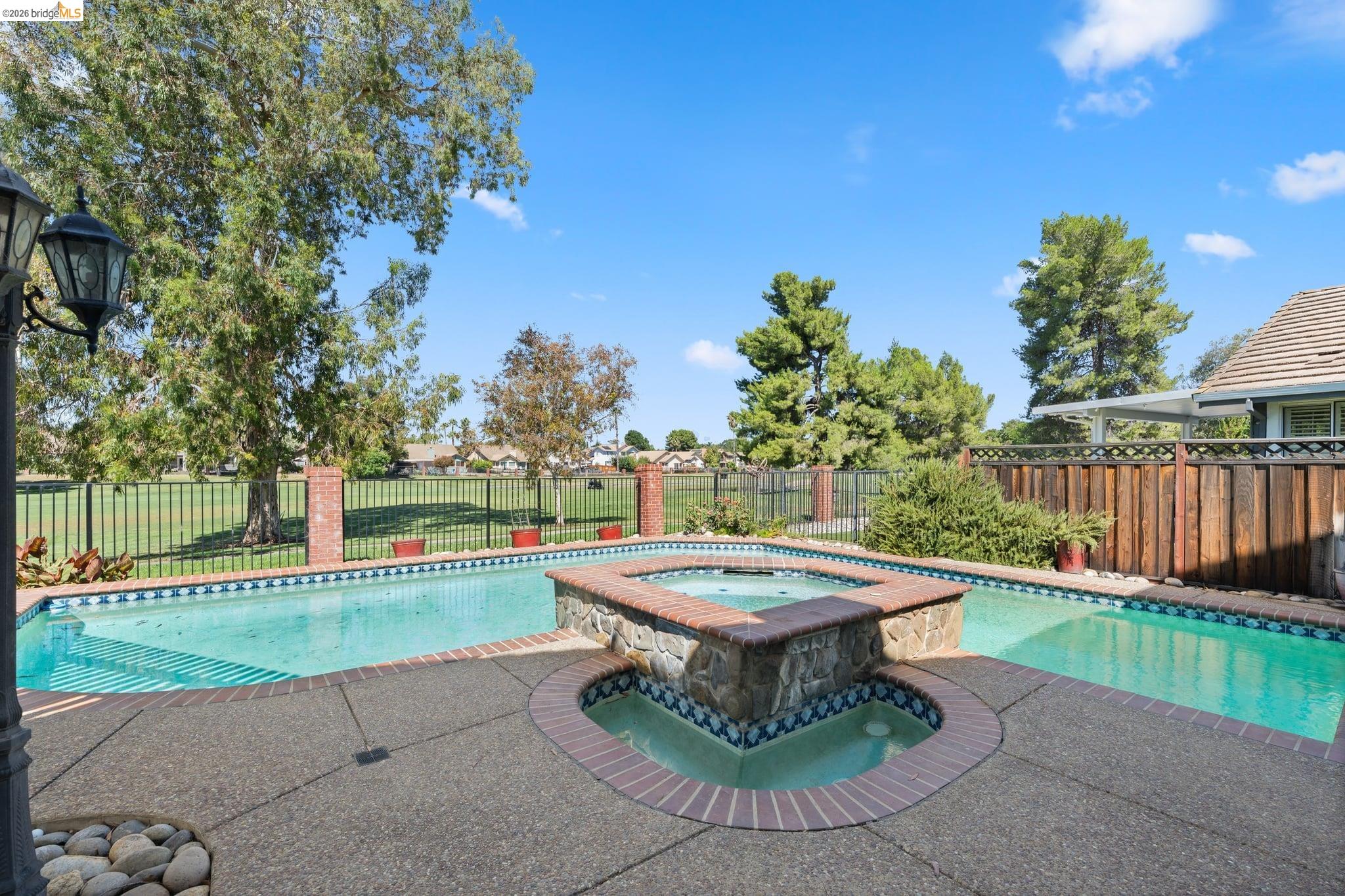 2216 Colonial Ct