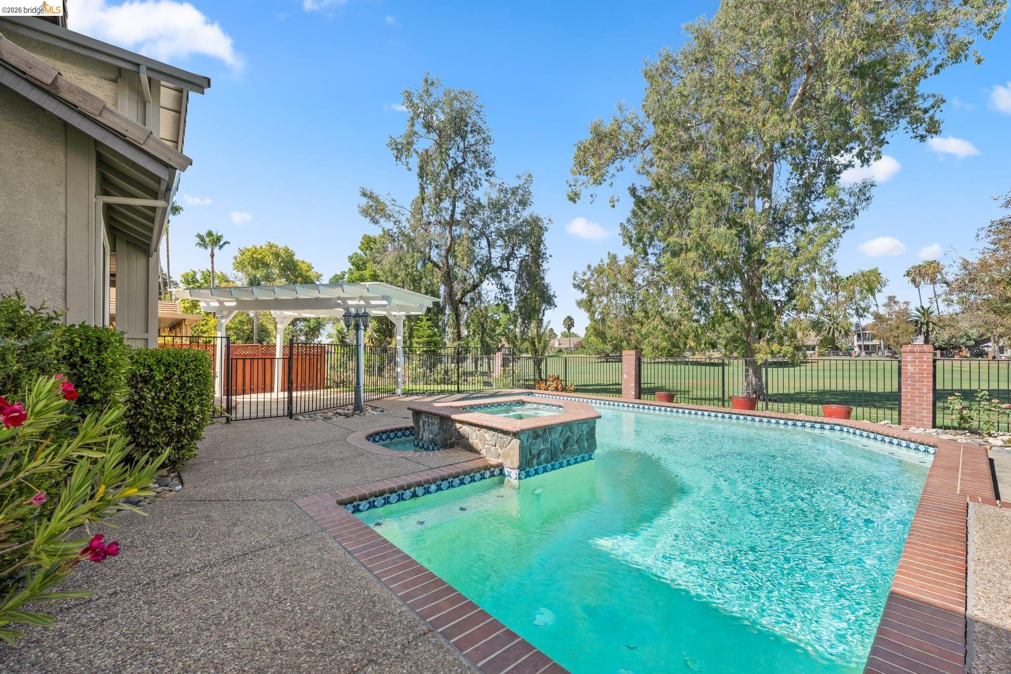 2216 Colonial Ct
