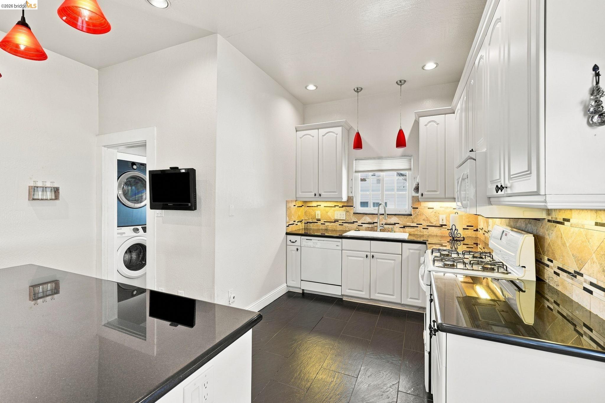 70 E 7Th St