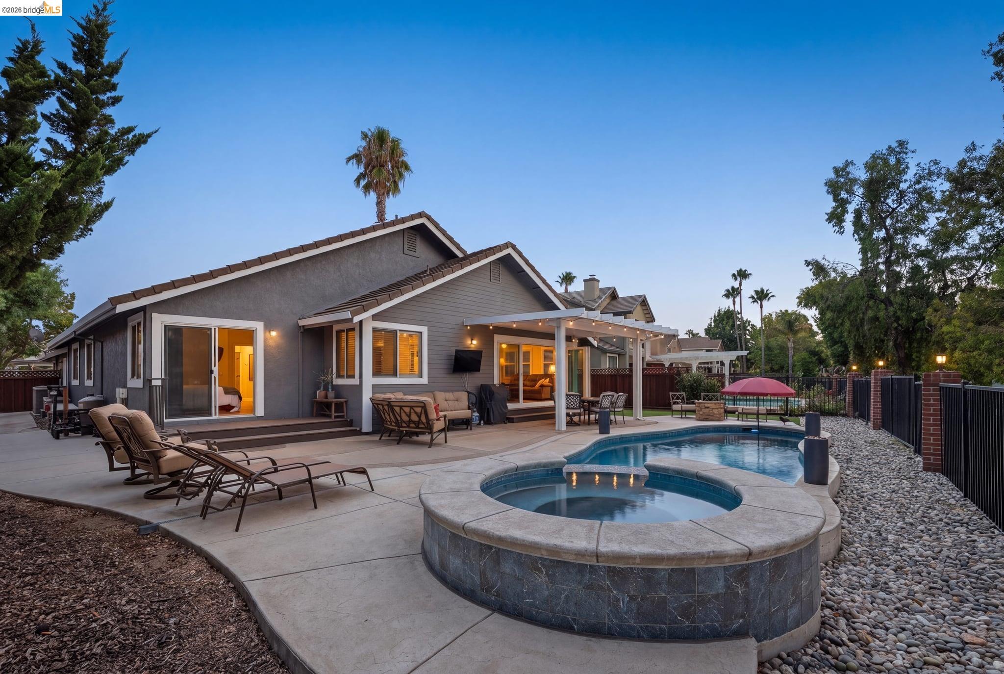 2212 Colonial Ct