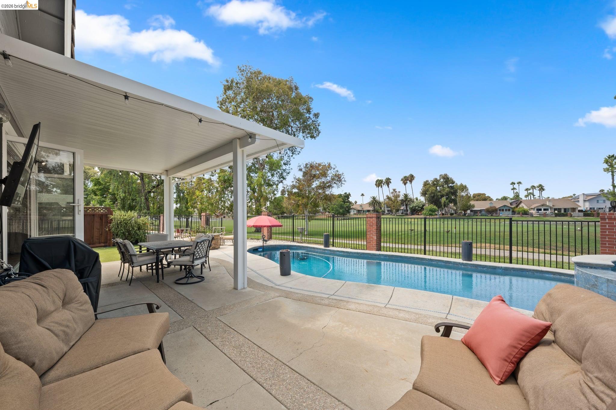 2212 Colonial Ct