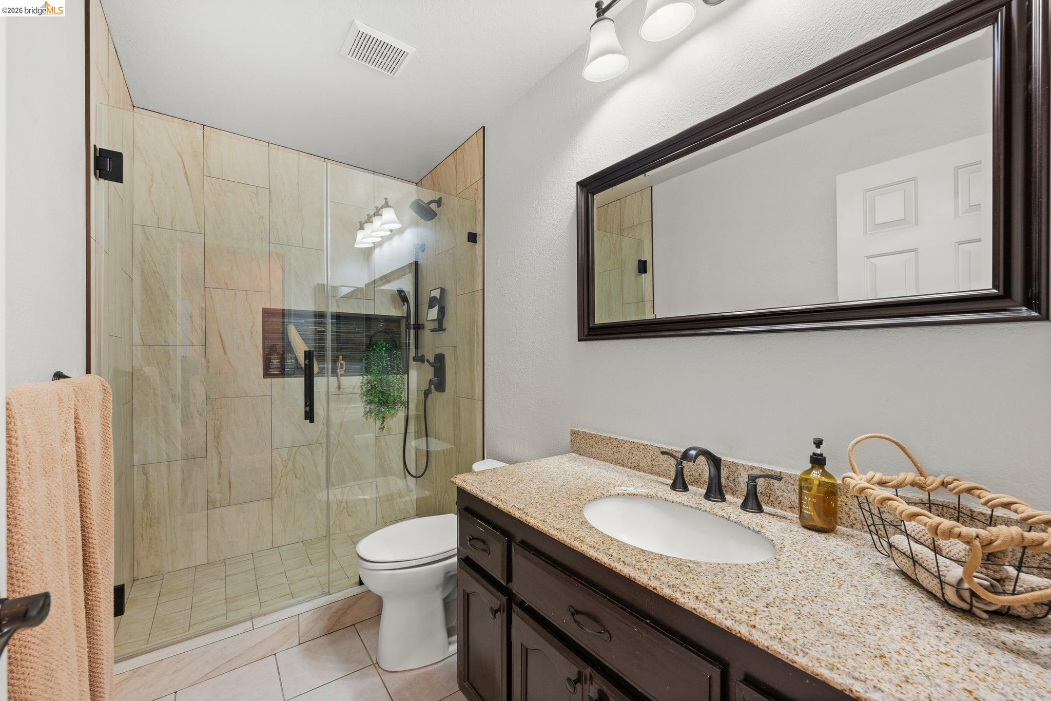 2212 Colonial Ct