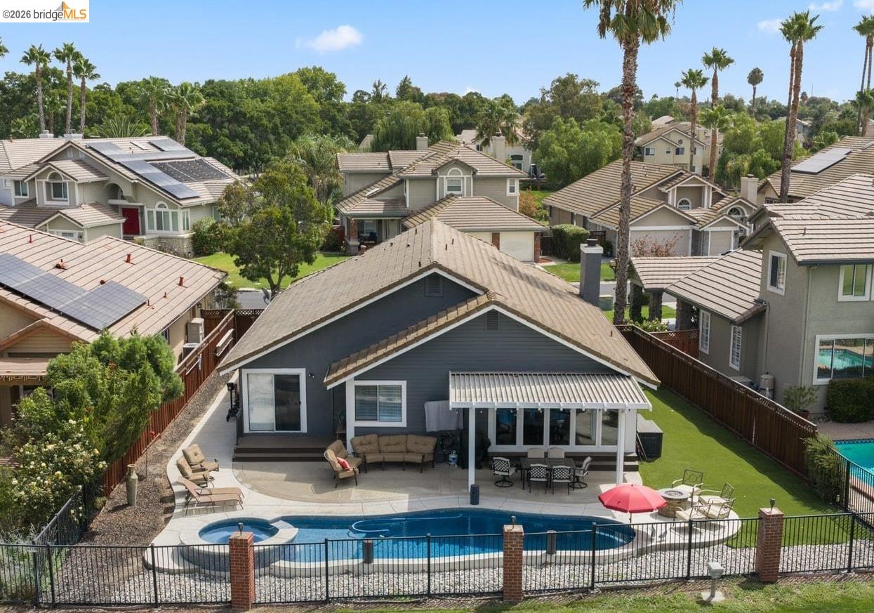 2212 Colonial Ct