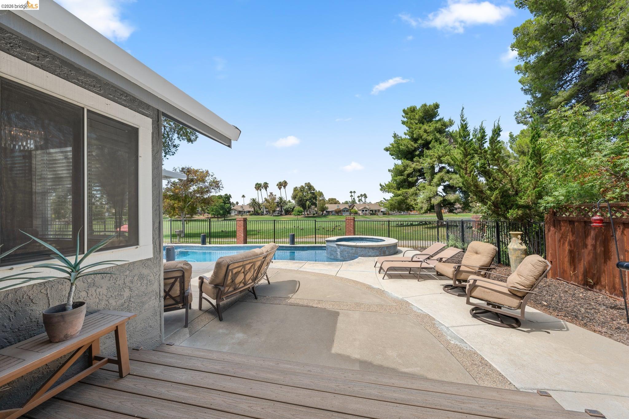 2212 Colonial Ct