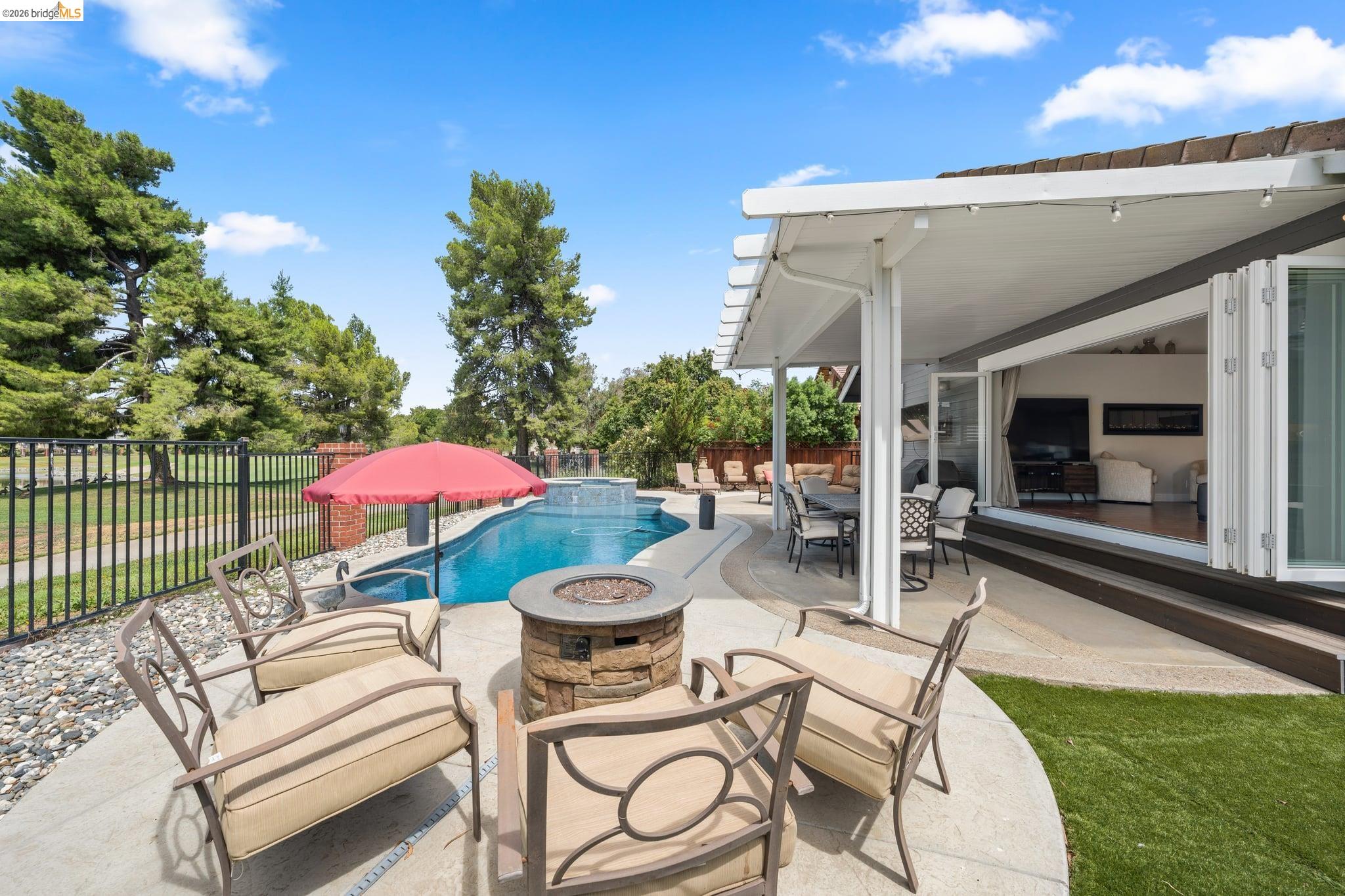 2212 Colonial Ct