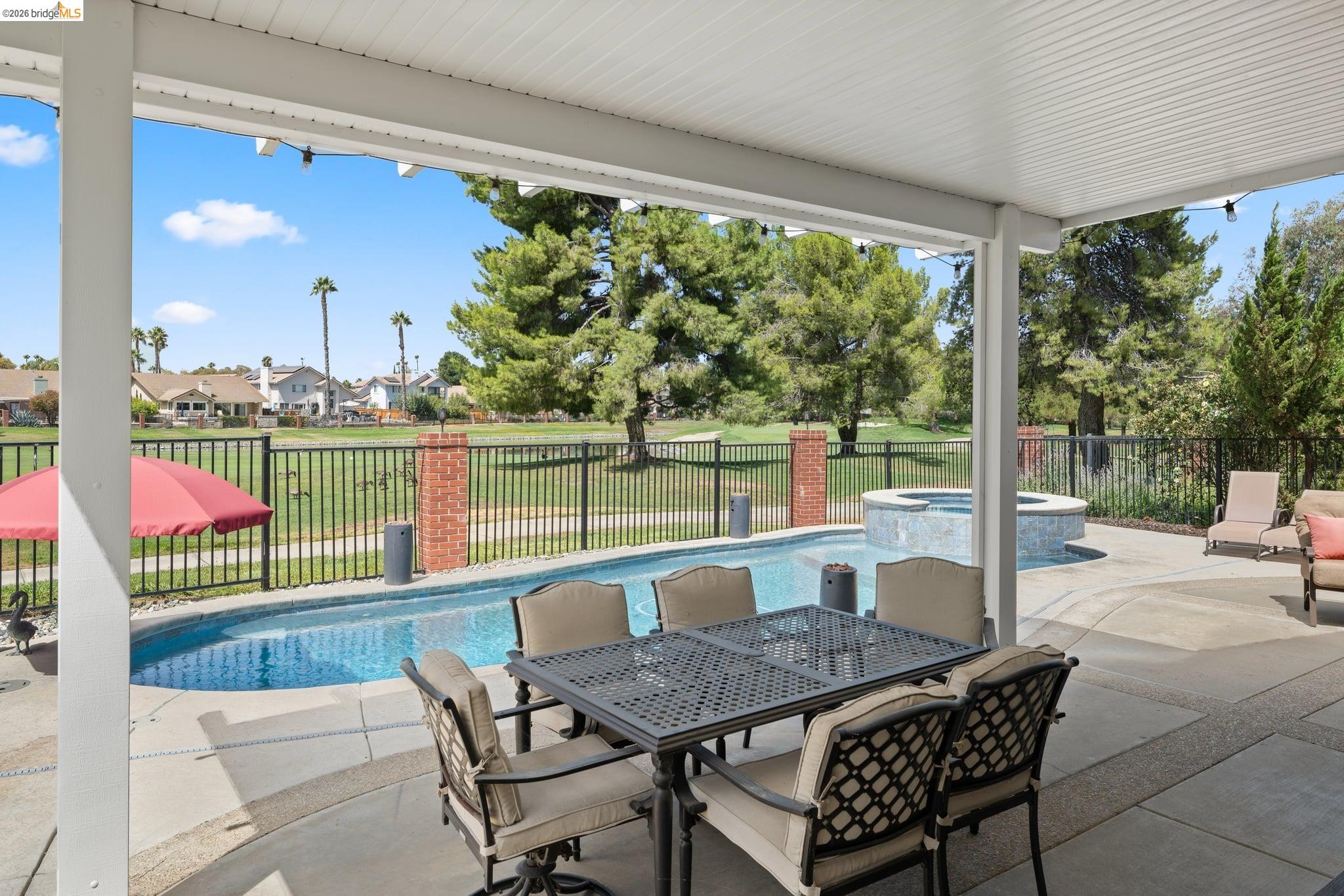 2212 Colonial Ct