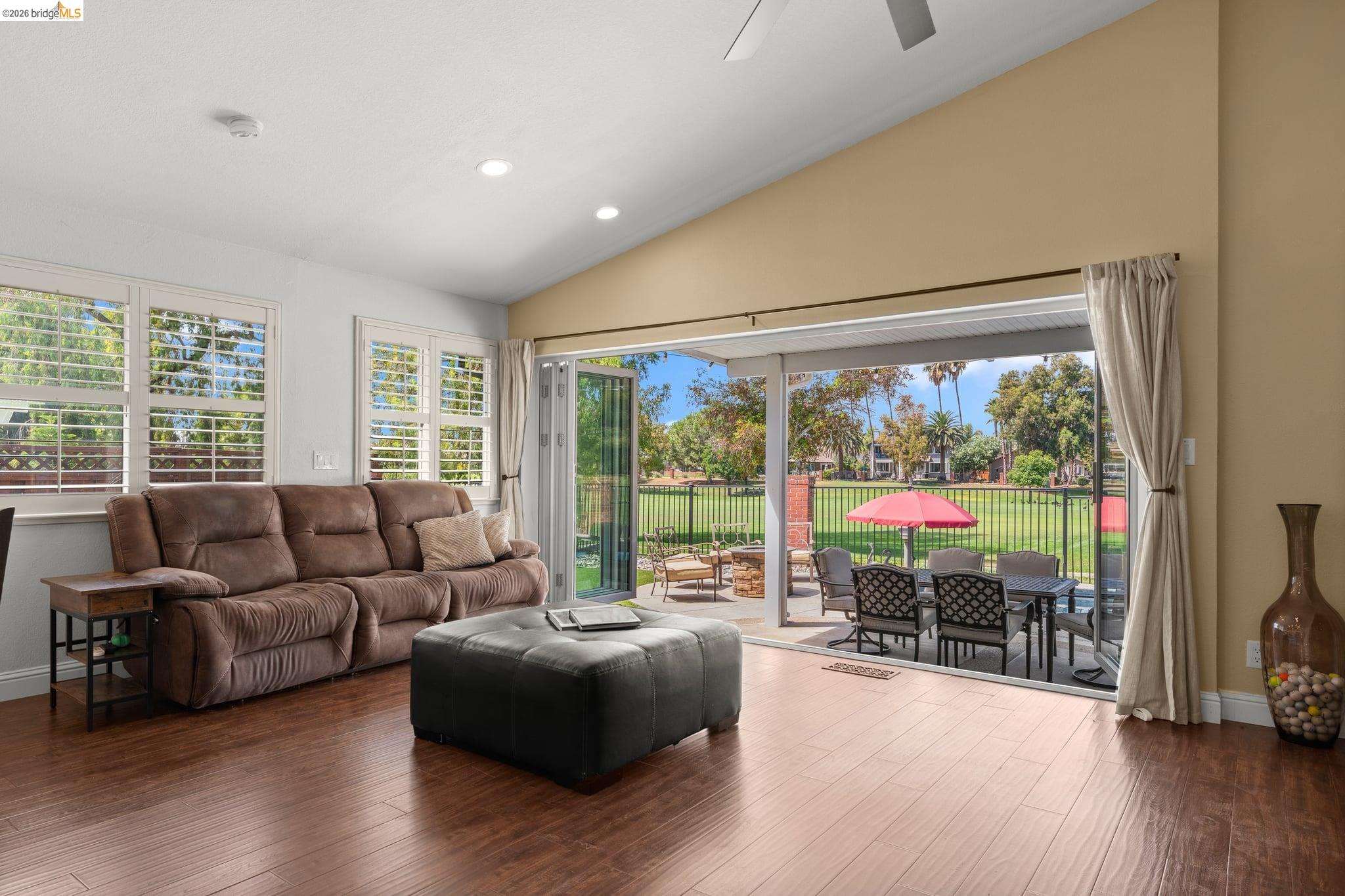 2212 Colonial Ct