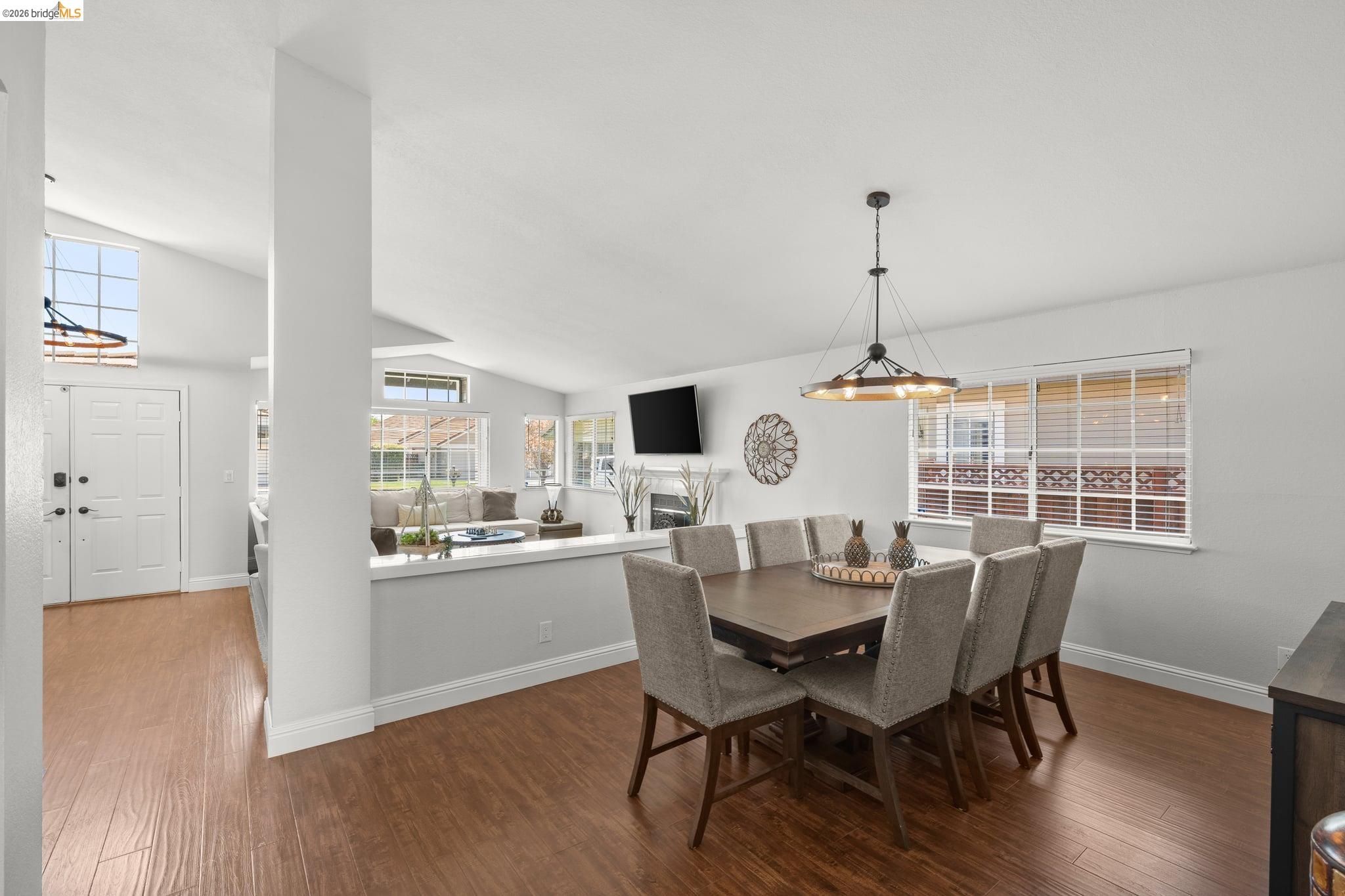 2212 Colonial Ct