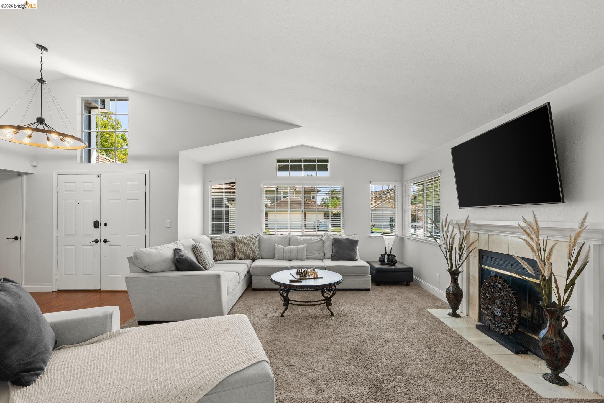 2212 Colonial Ct