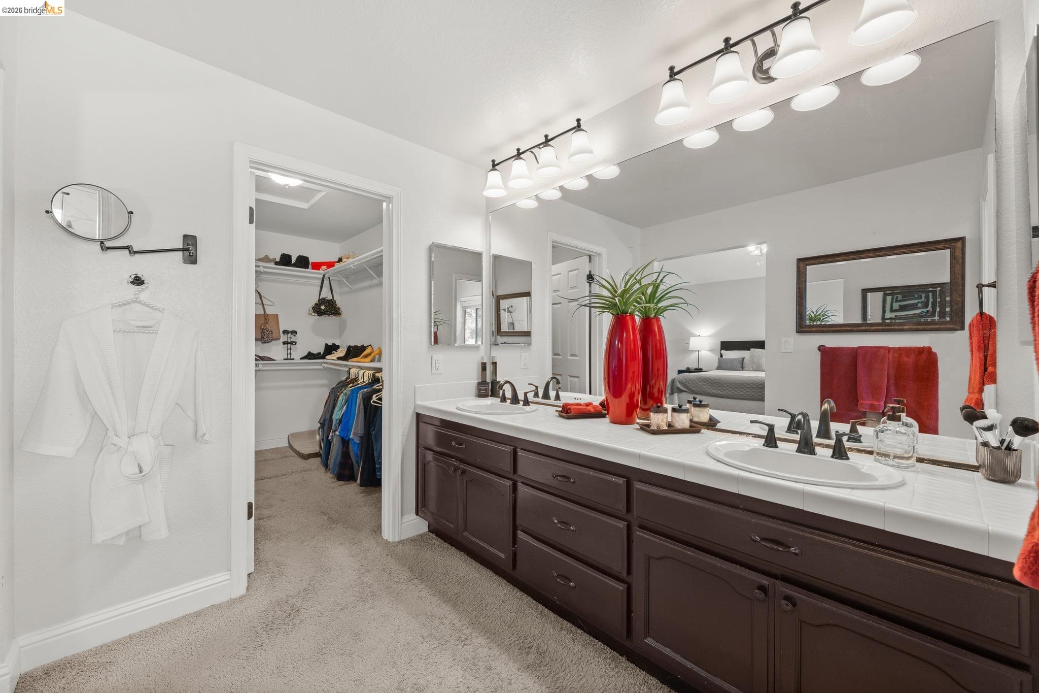 2212 Colonial Ct