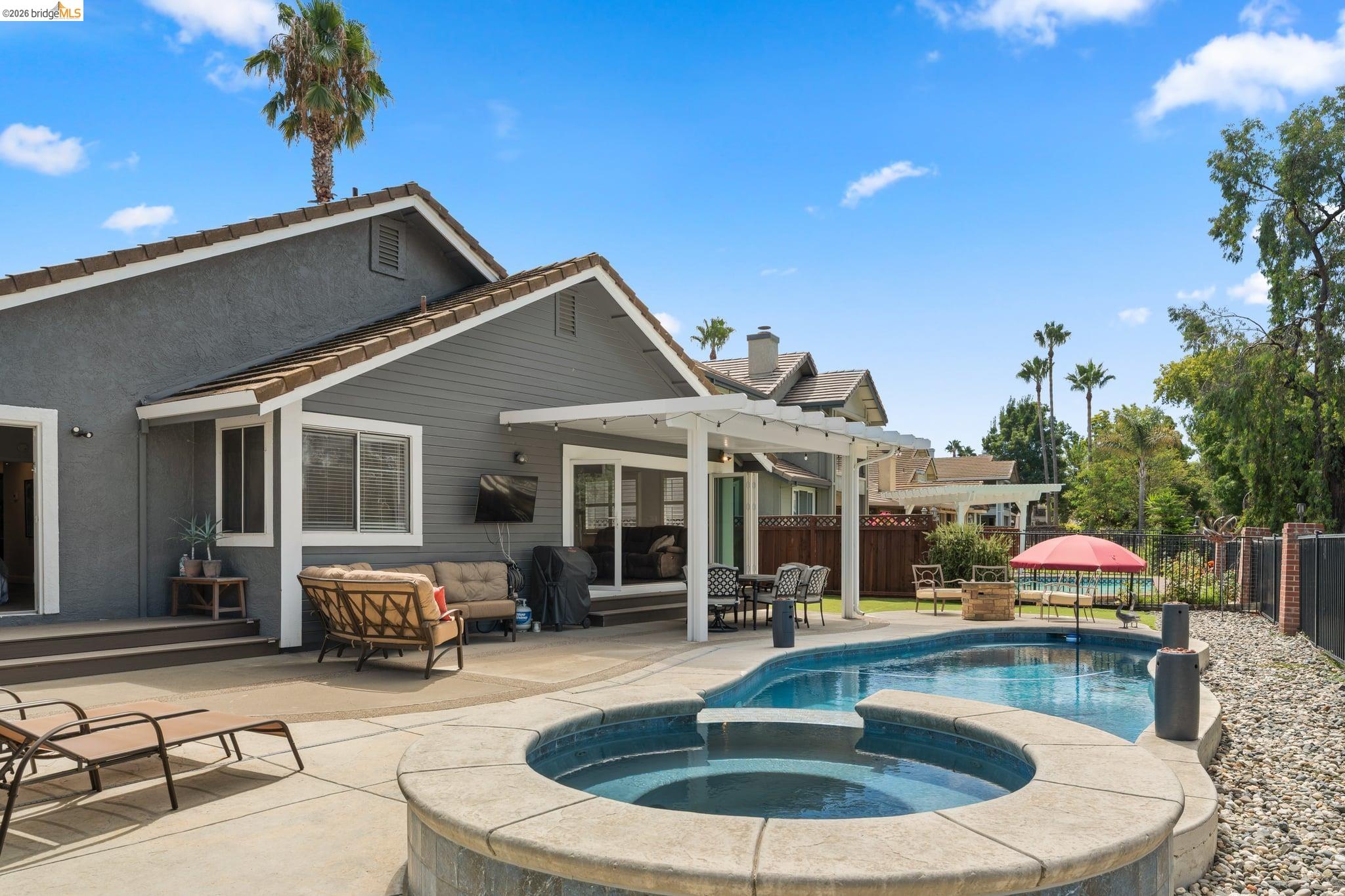 2212 Colonial Ct