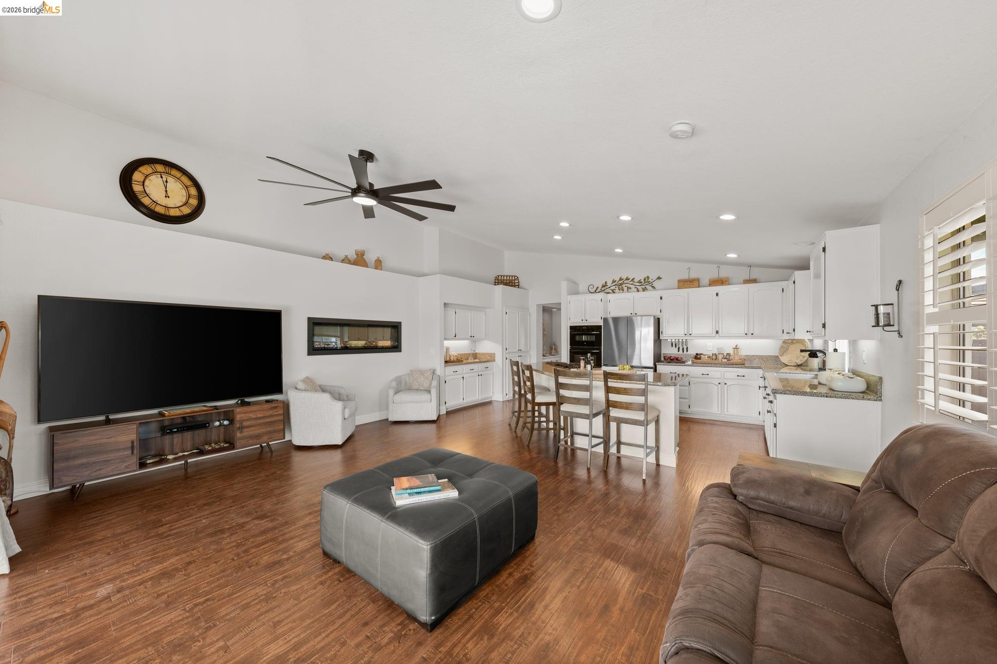 2212 Colonial Ct