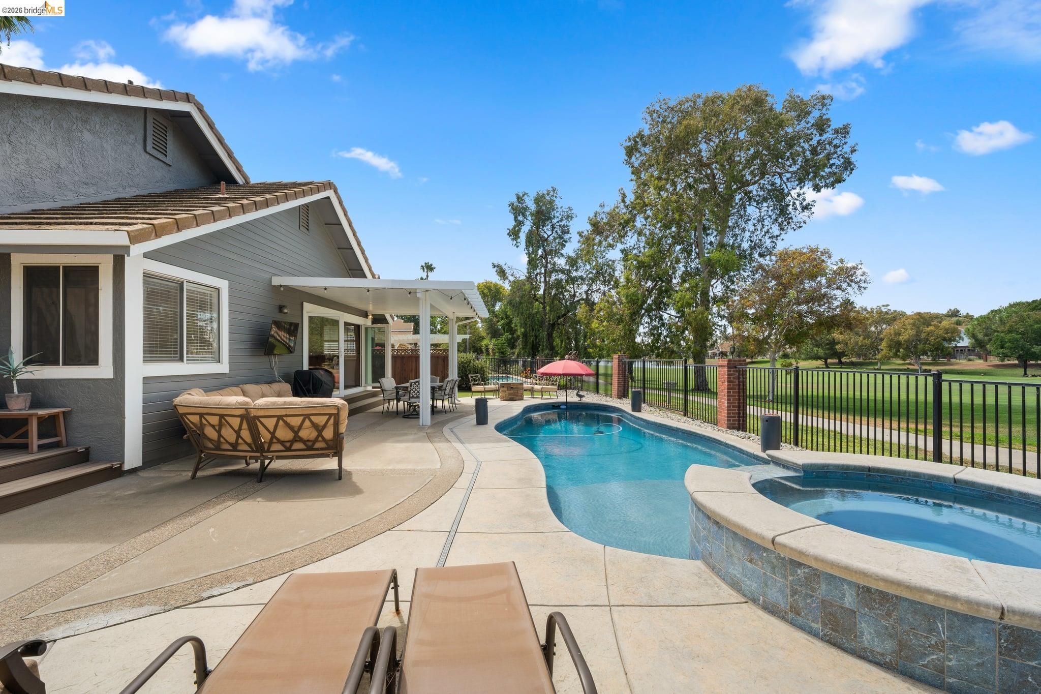 2212 Colonial Ct