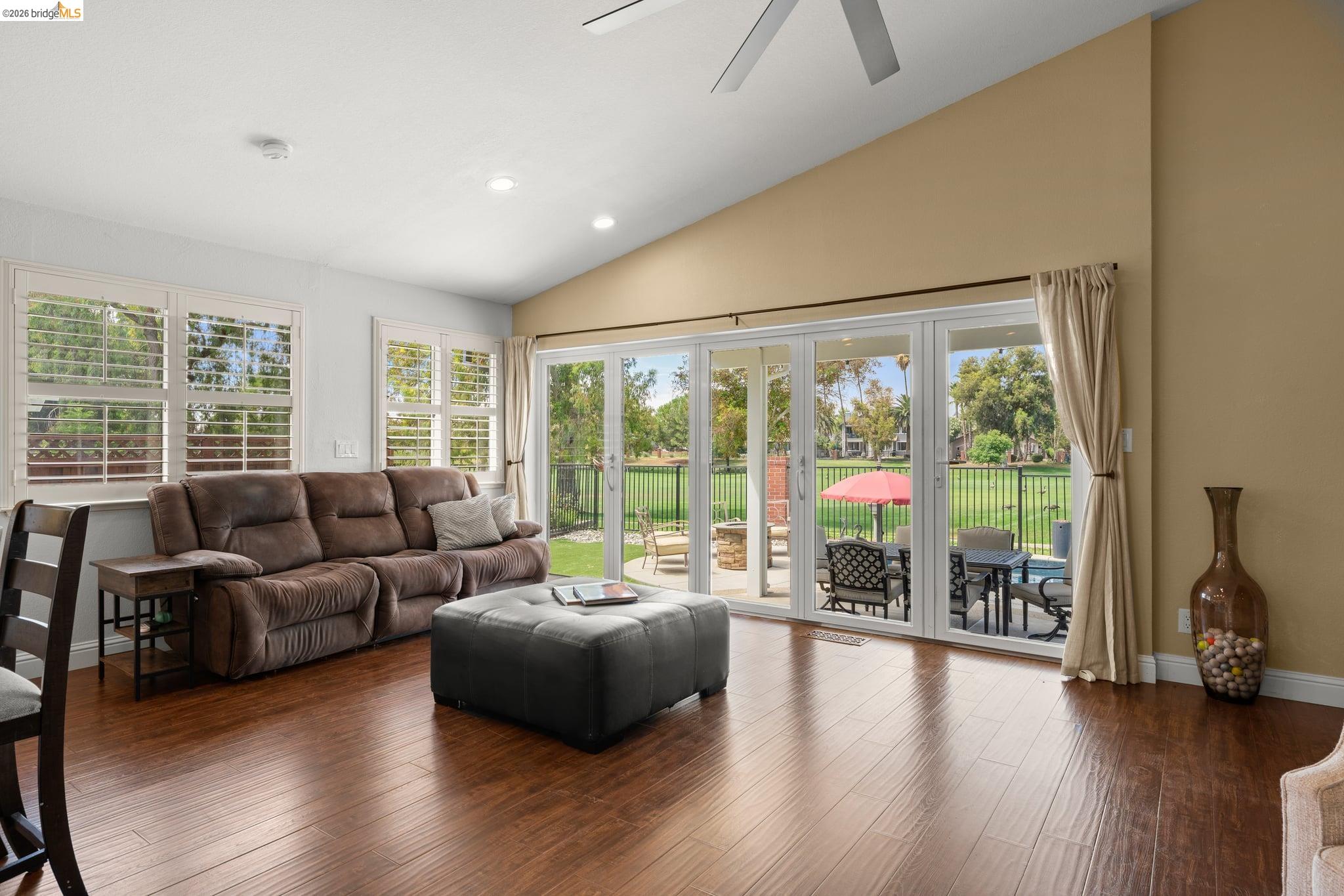 2212 Colonial Ct