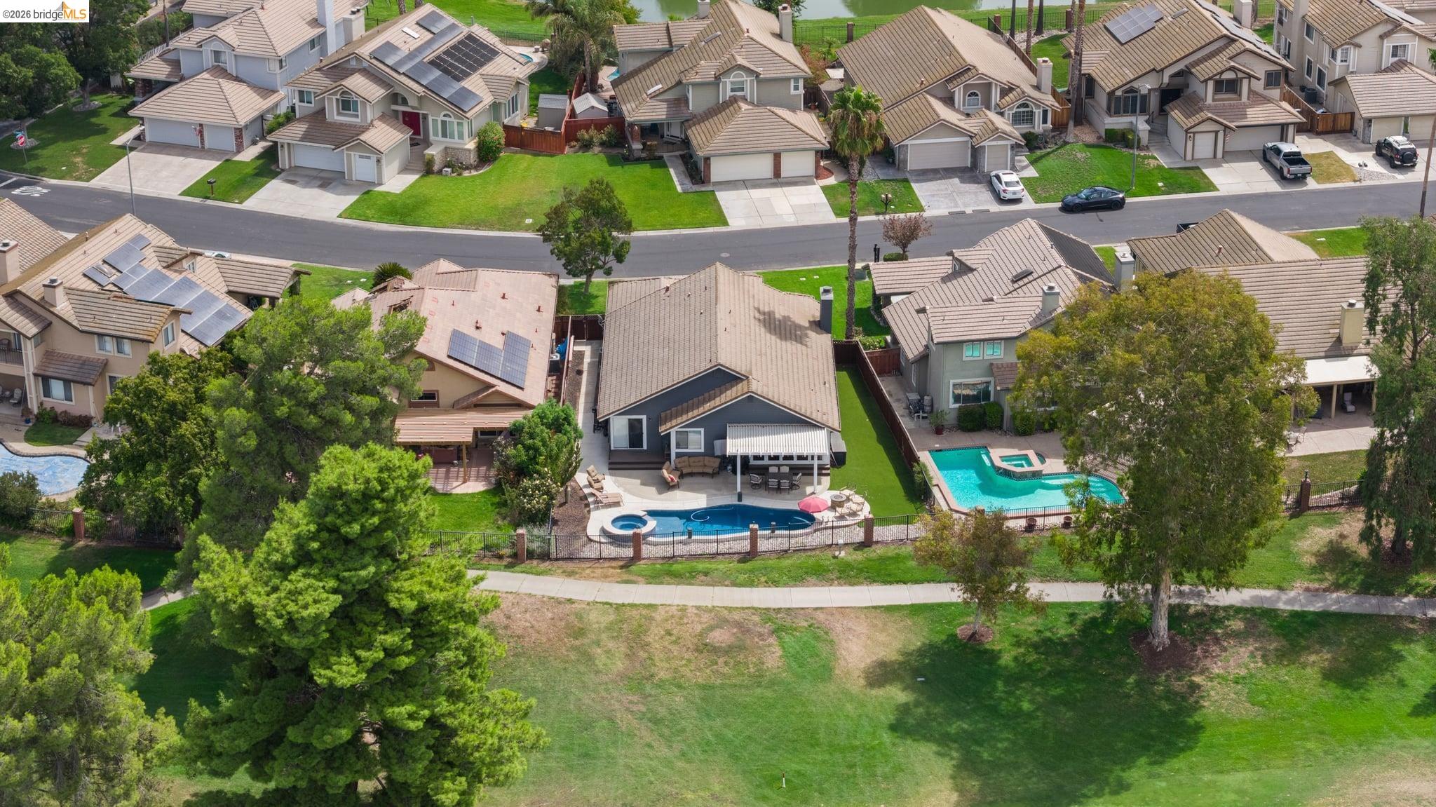 2212 Colonial Ct