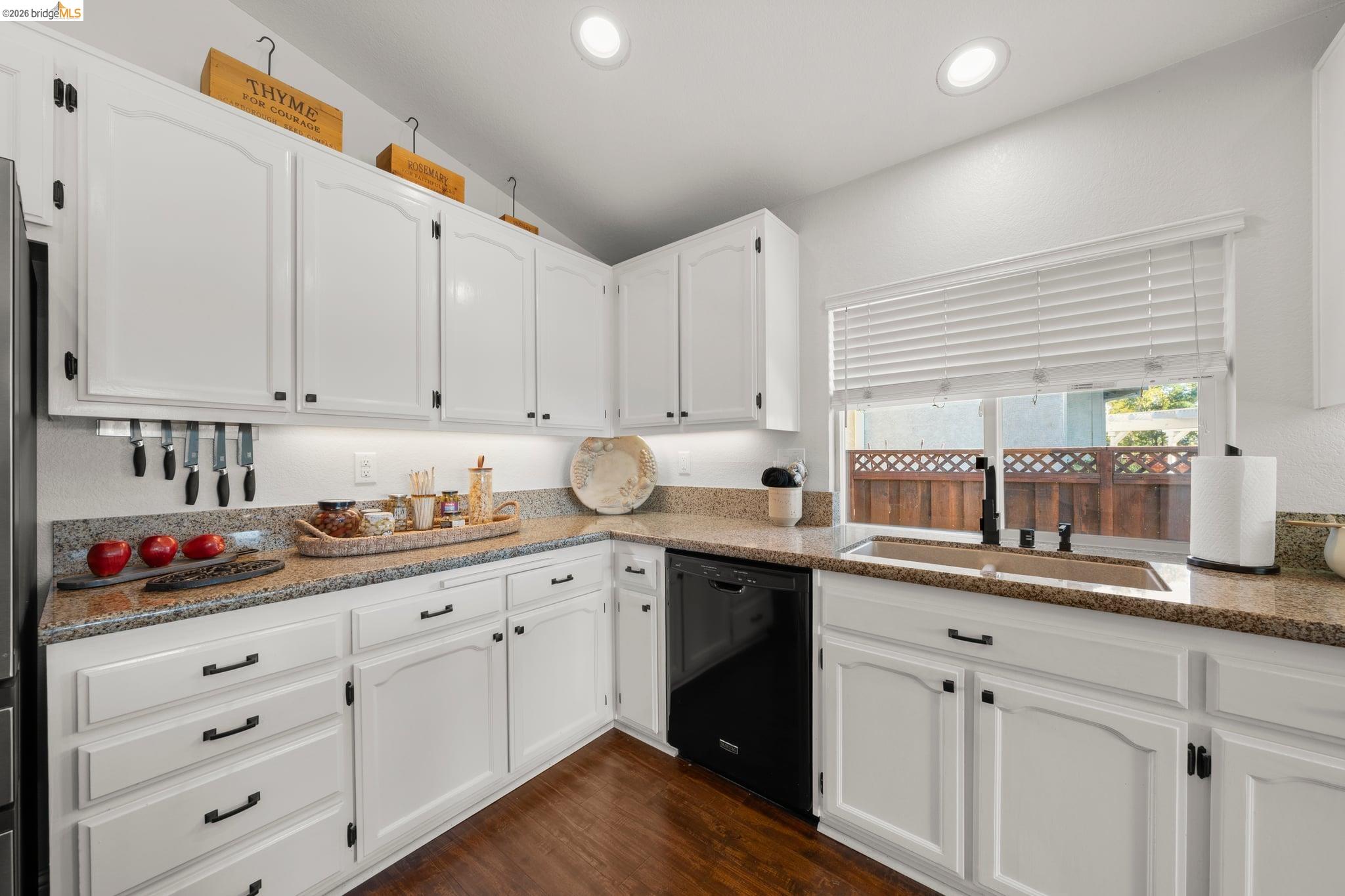 2212 Colonial Ct
