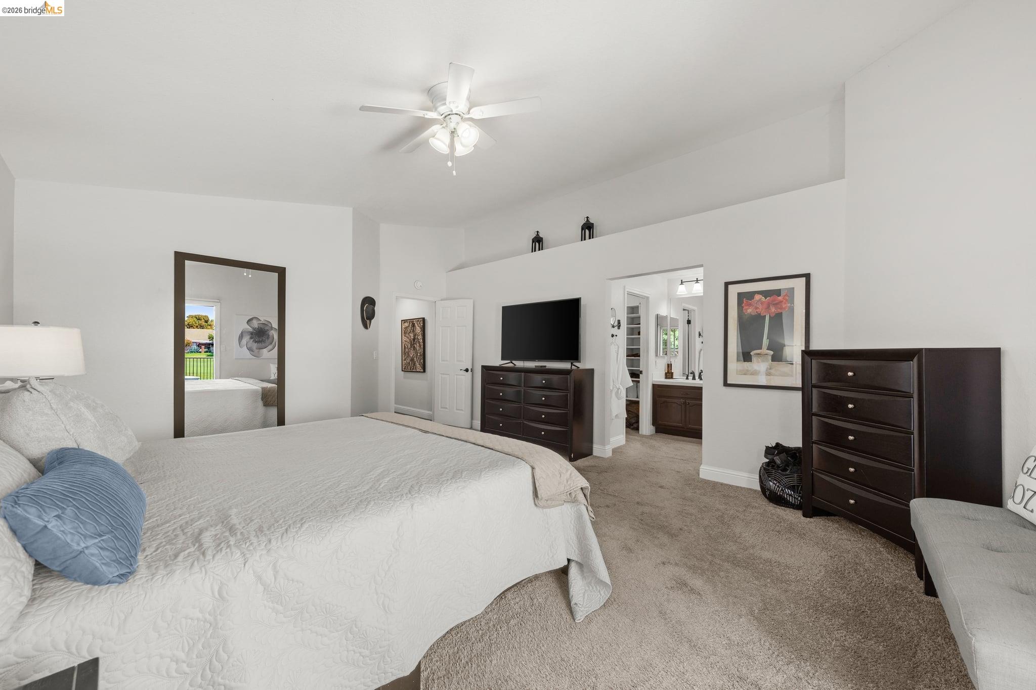 2212 Colonial Ct