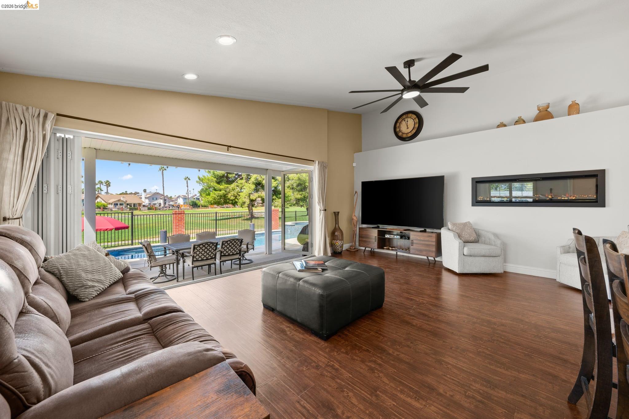 2212 Colonial Ct