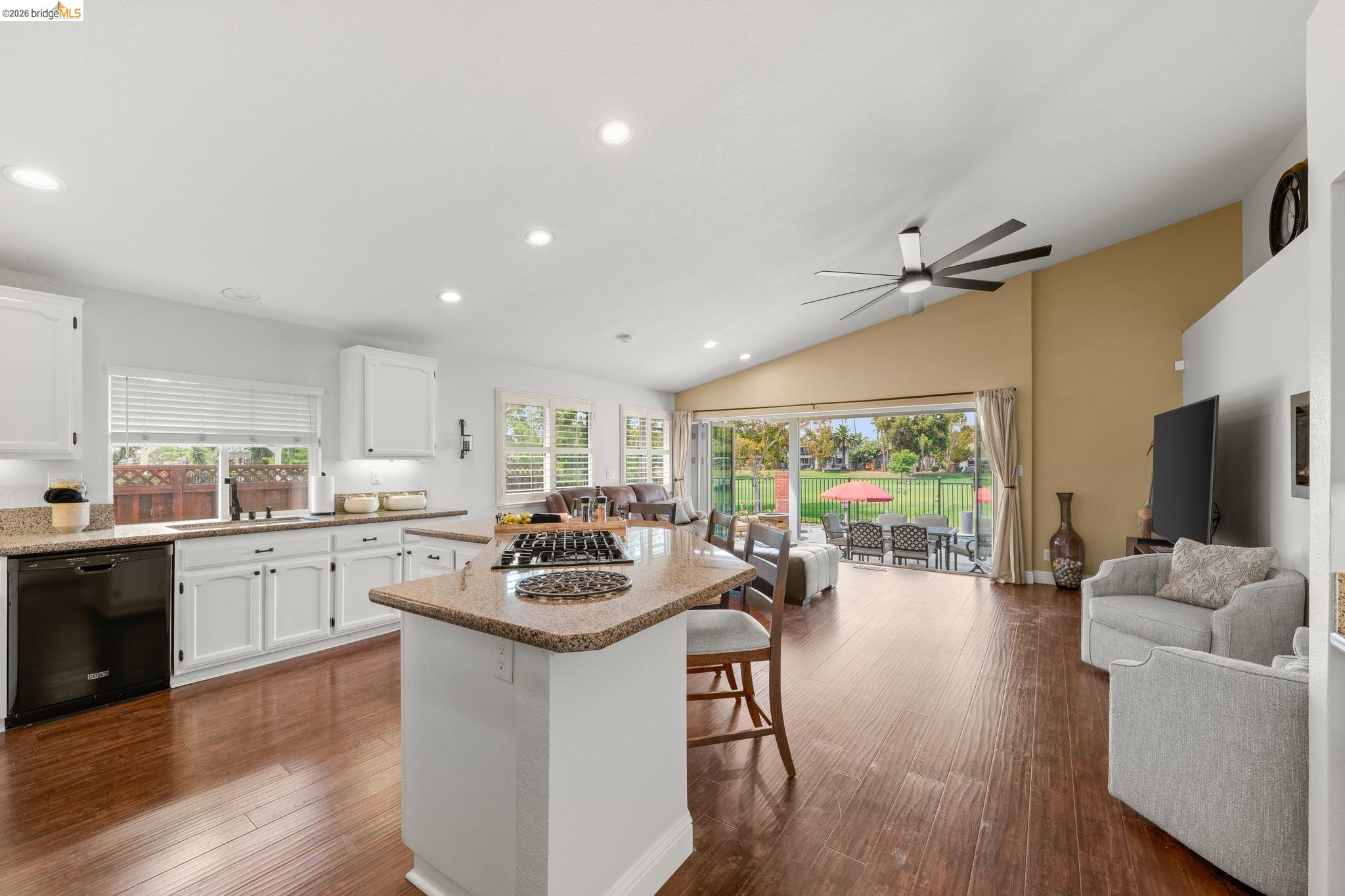 2212 Colonial Ct