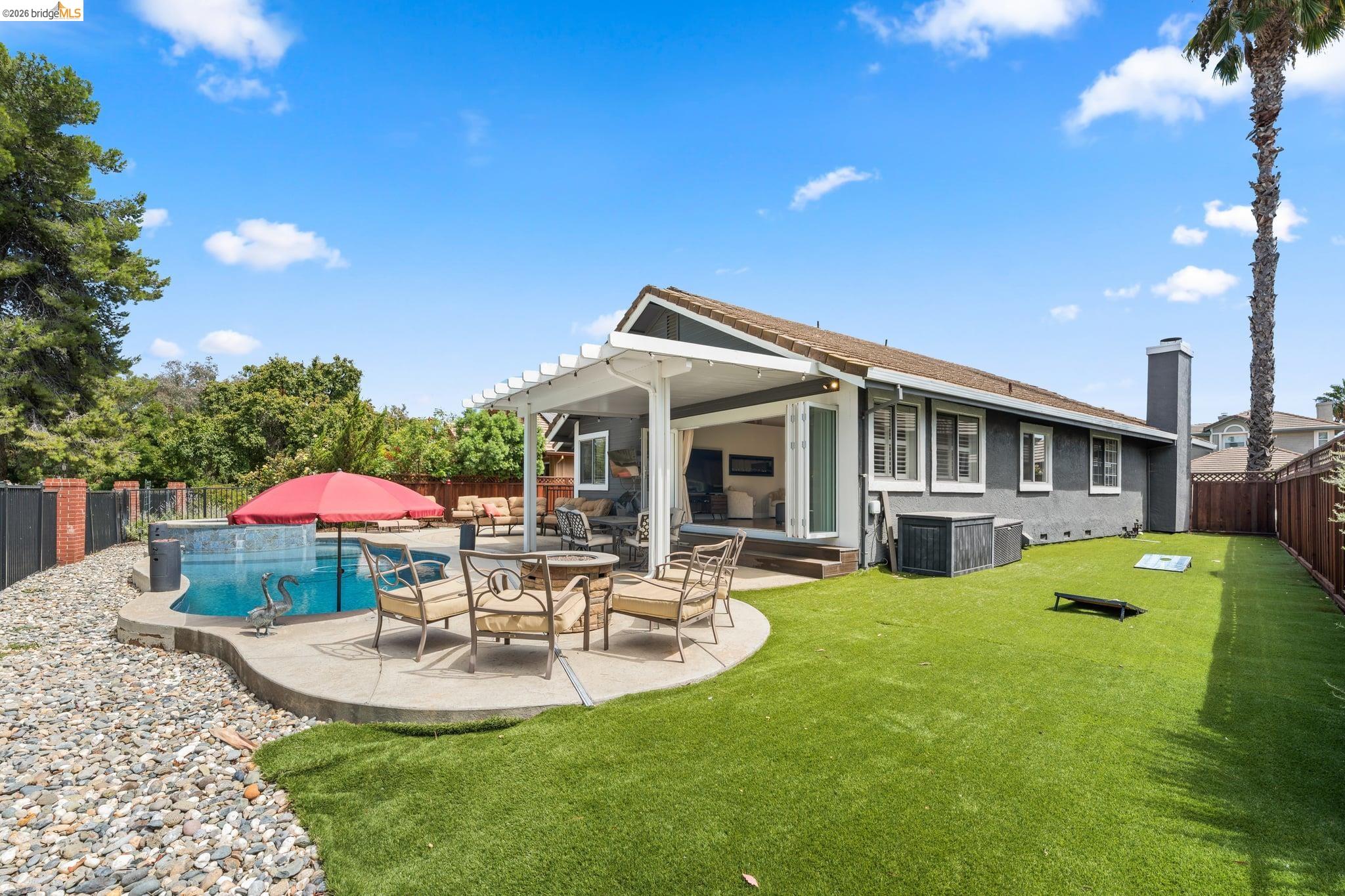 2212 Colonial Ct