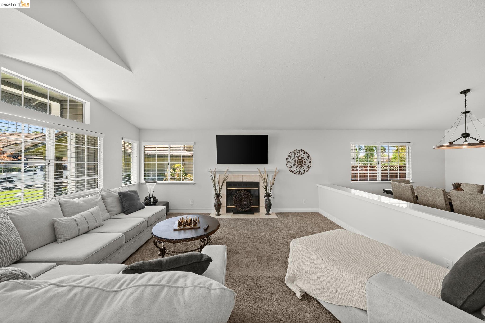 2212 Colonial Ct