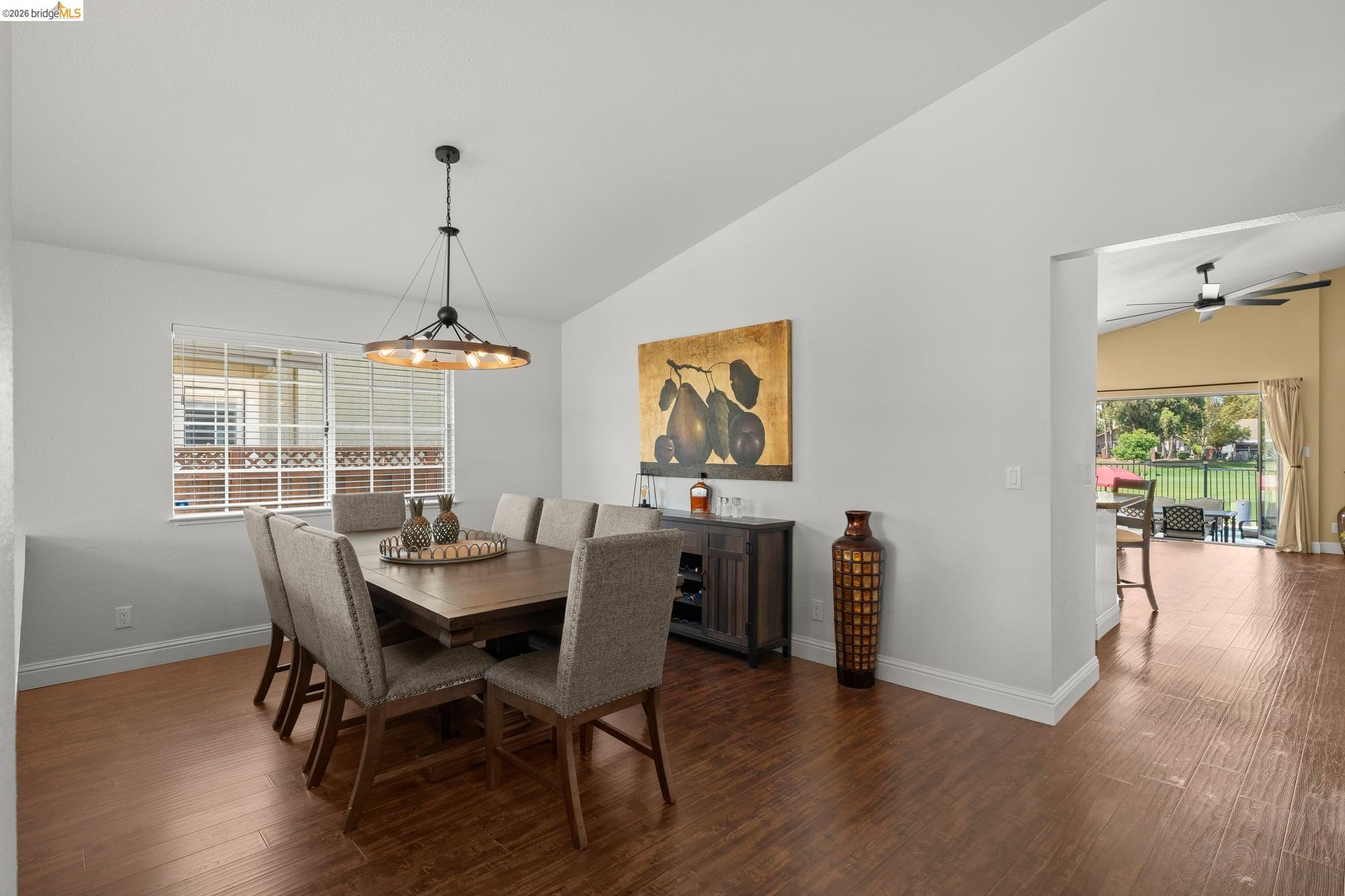 2212 Colonial Ct