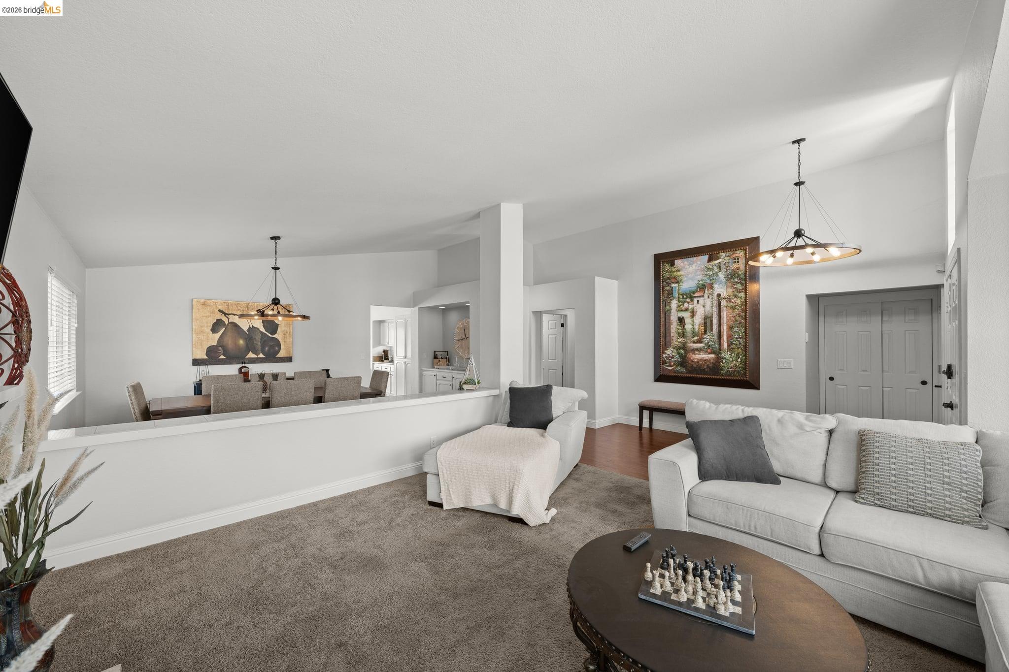 2212 Colonial Ct