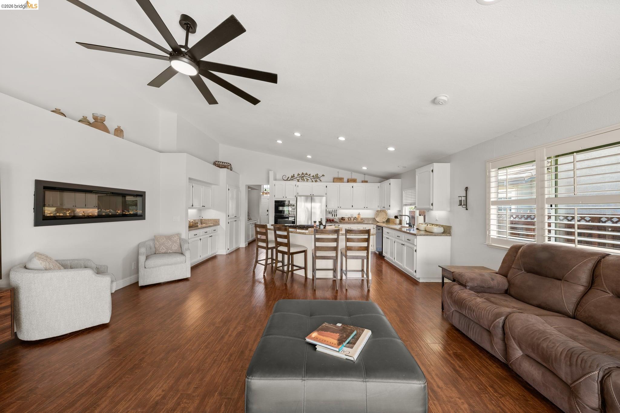 2212 Colonial Ct