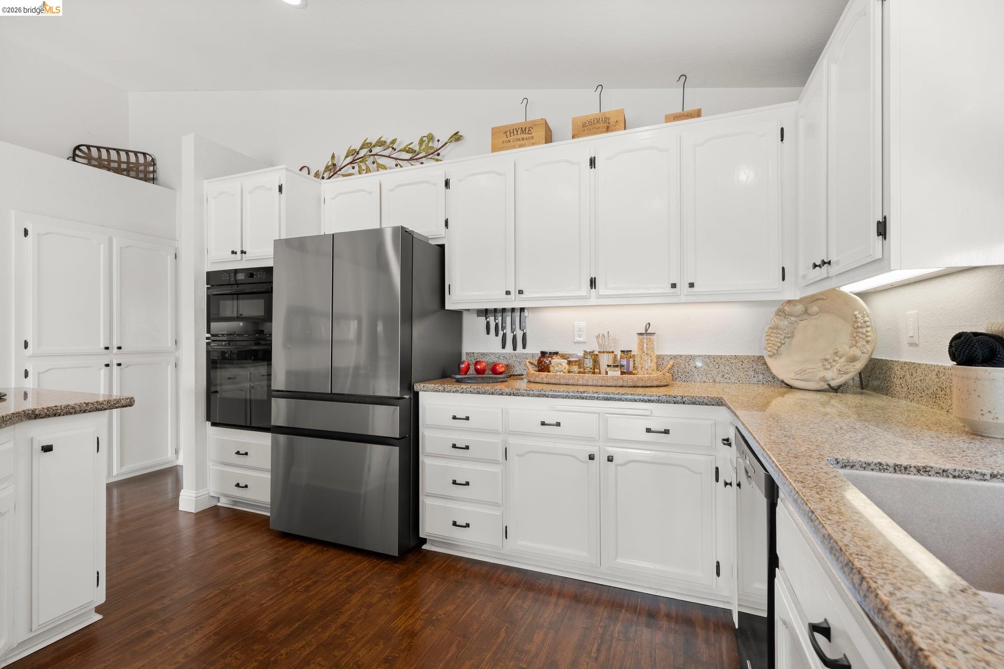 2212 Colonial Ct