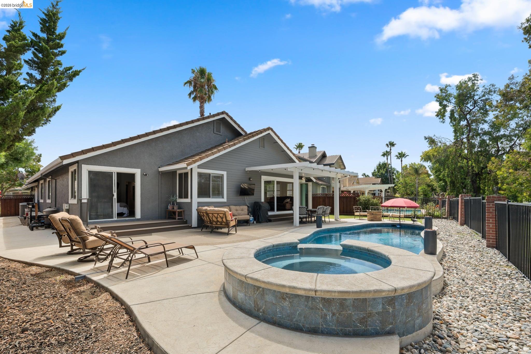 2212 Colonial Ct