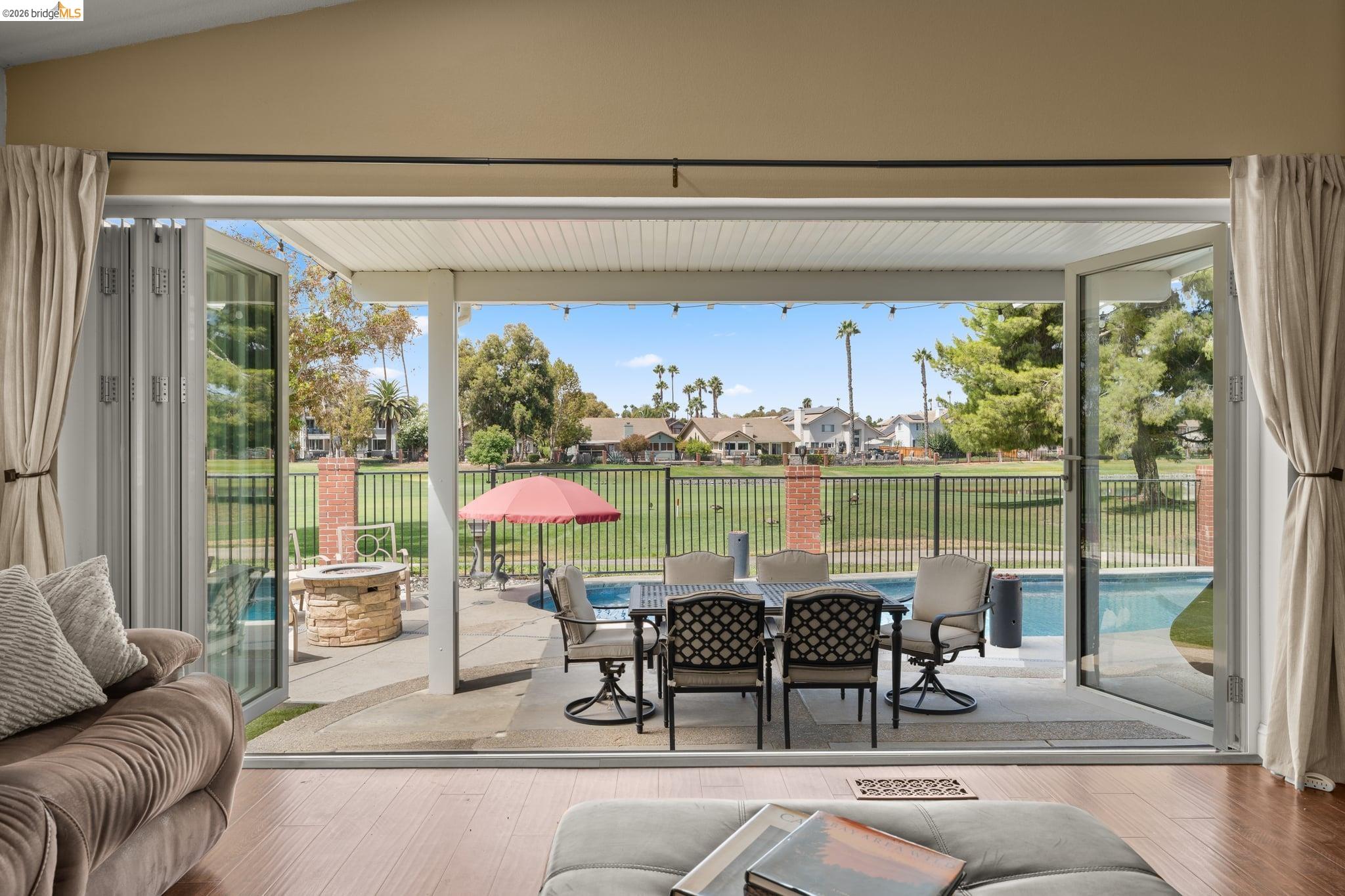 2212 Colonial Ct