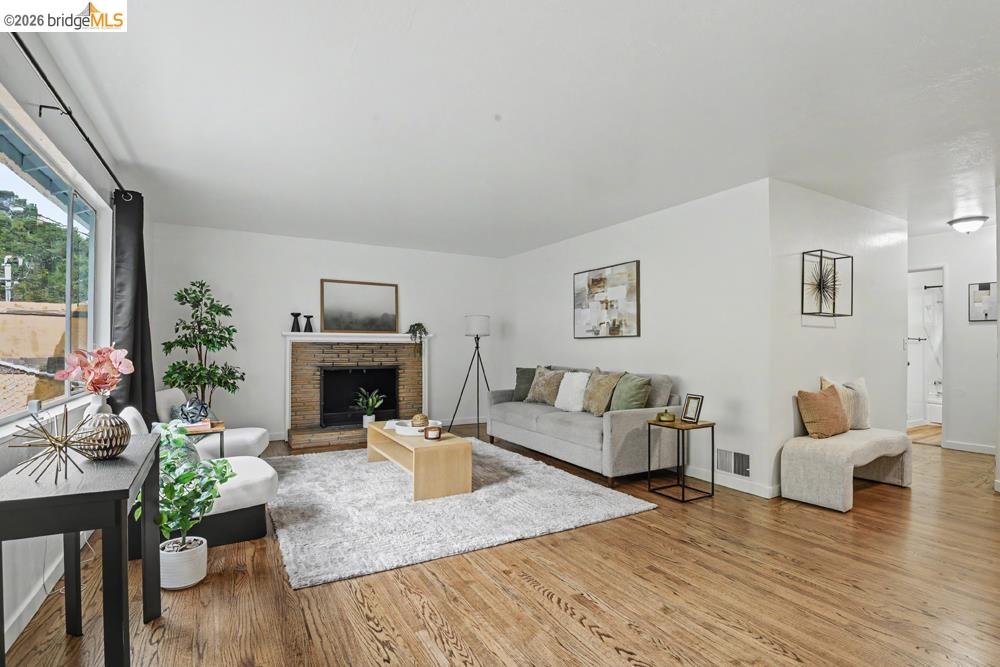 6138 Oakdale