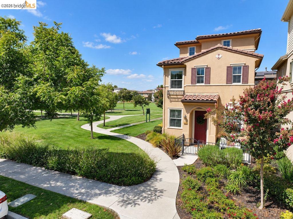 806 Queen Palm Ln