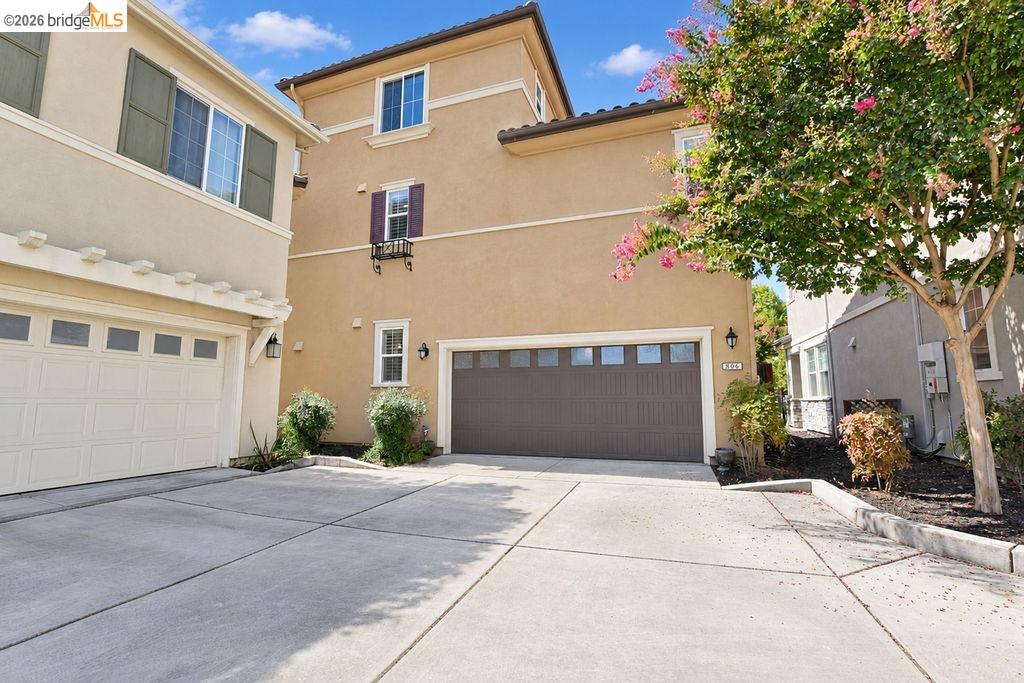 806 Queen Palm Ln