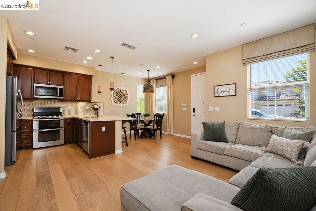 806 Queen Palm Ln