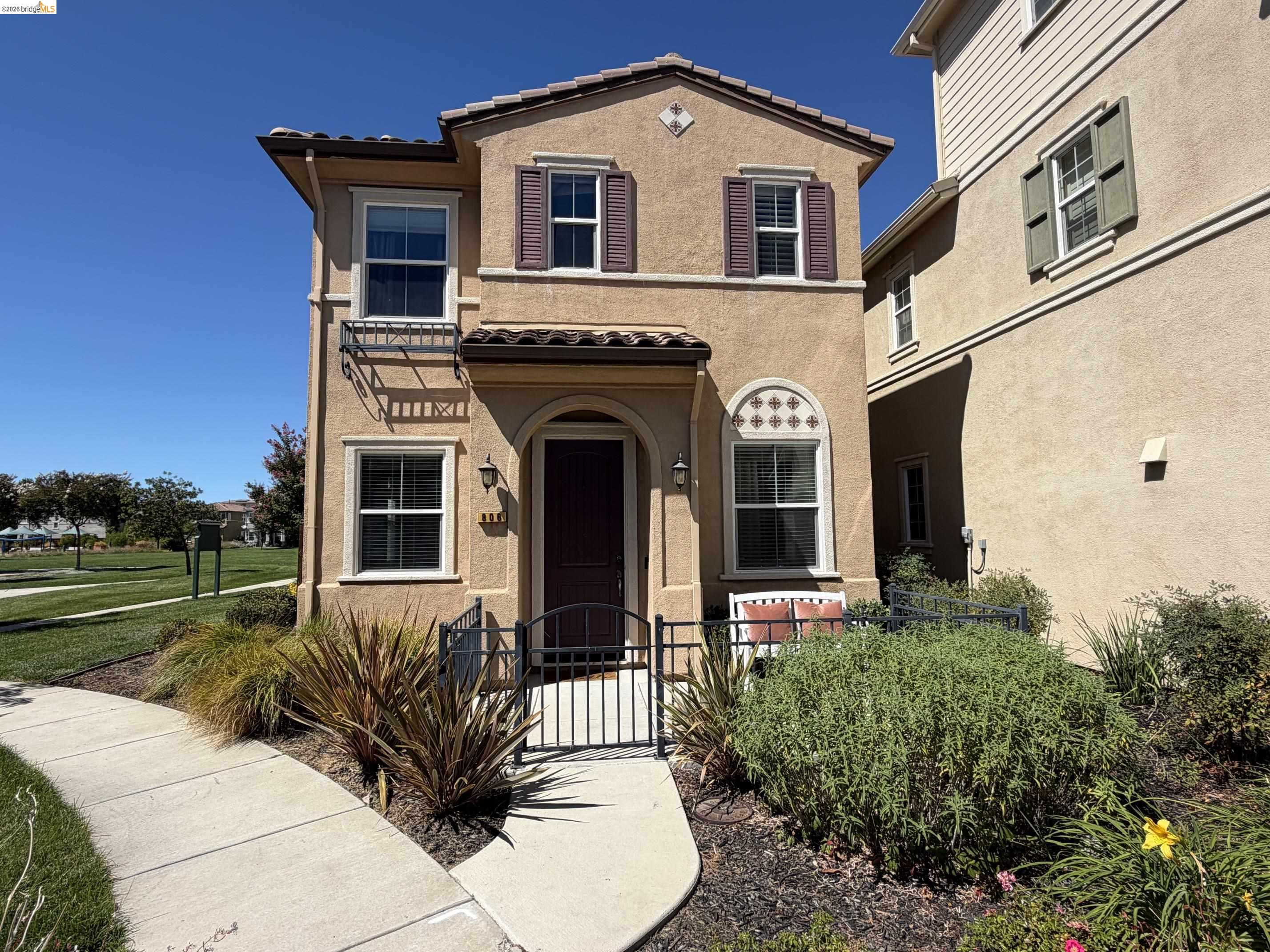 806 Queen Palm Ln