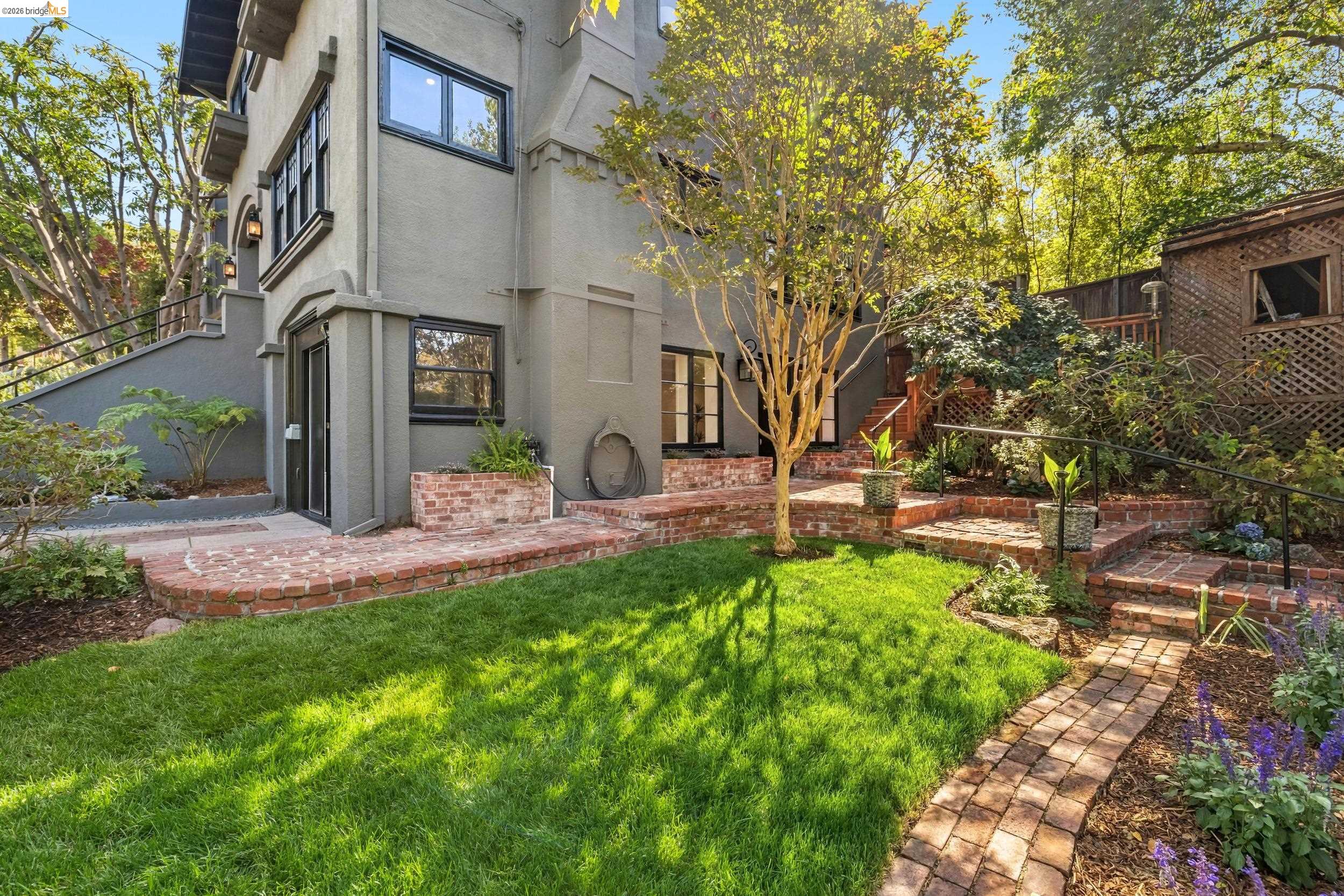 328 Ramona Ave