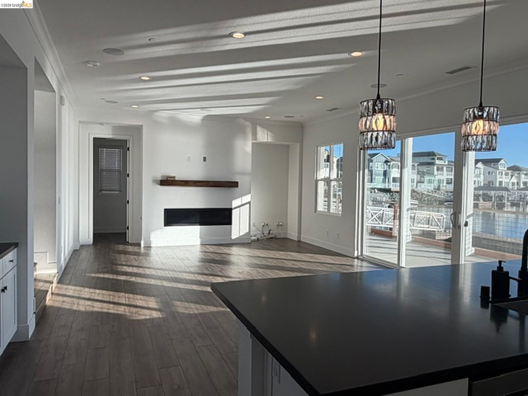 43 Edgewater Ct
