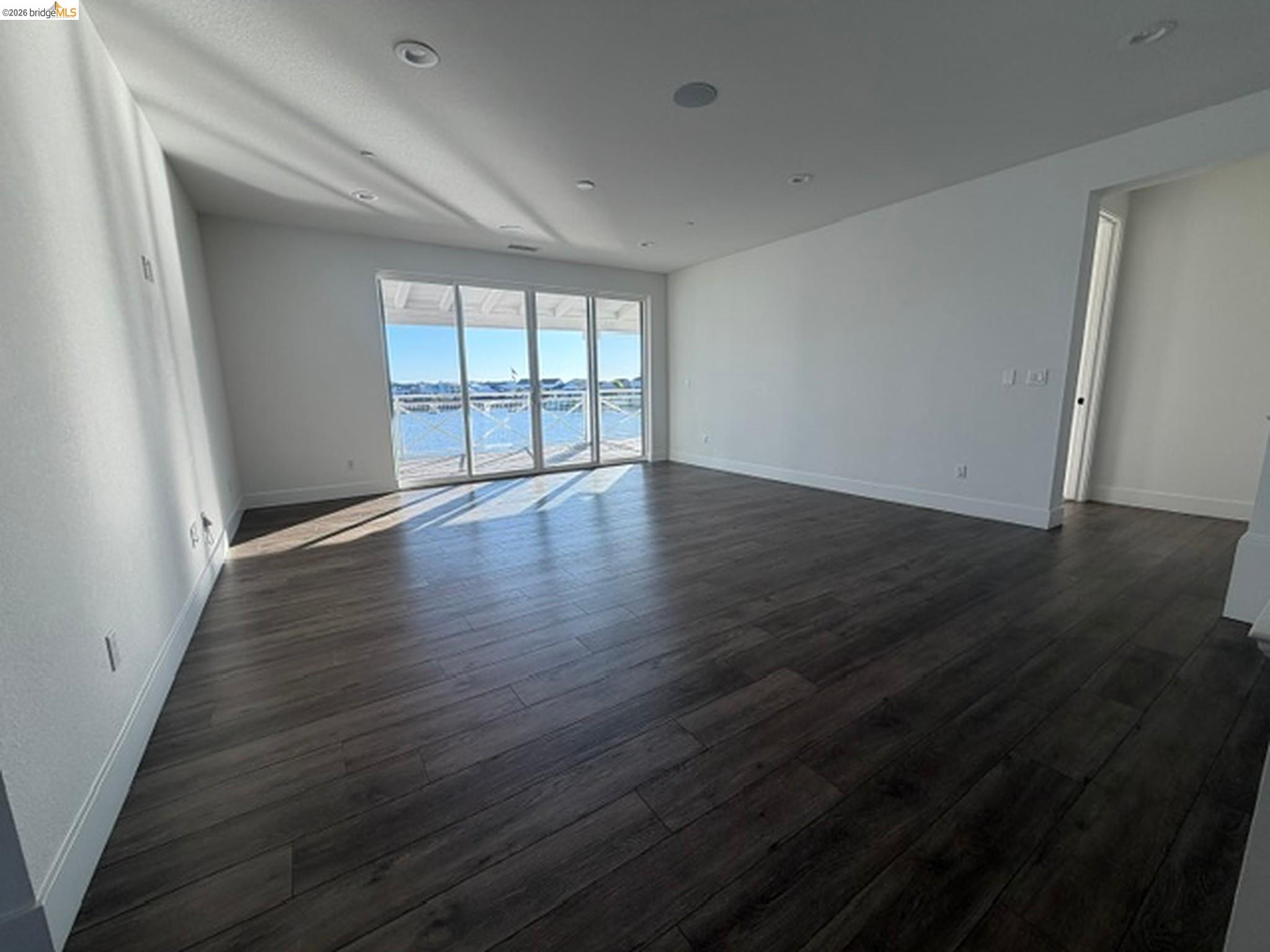 43 Edgewater Ct