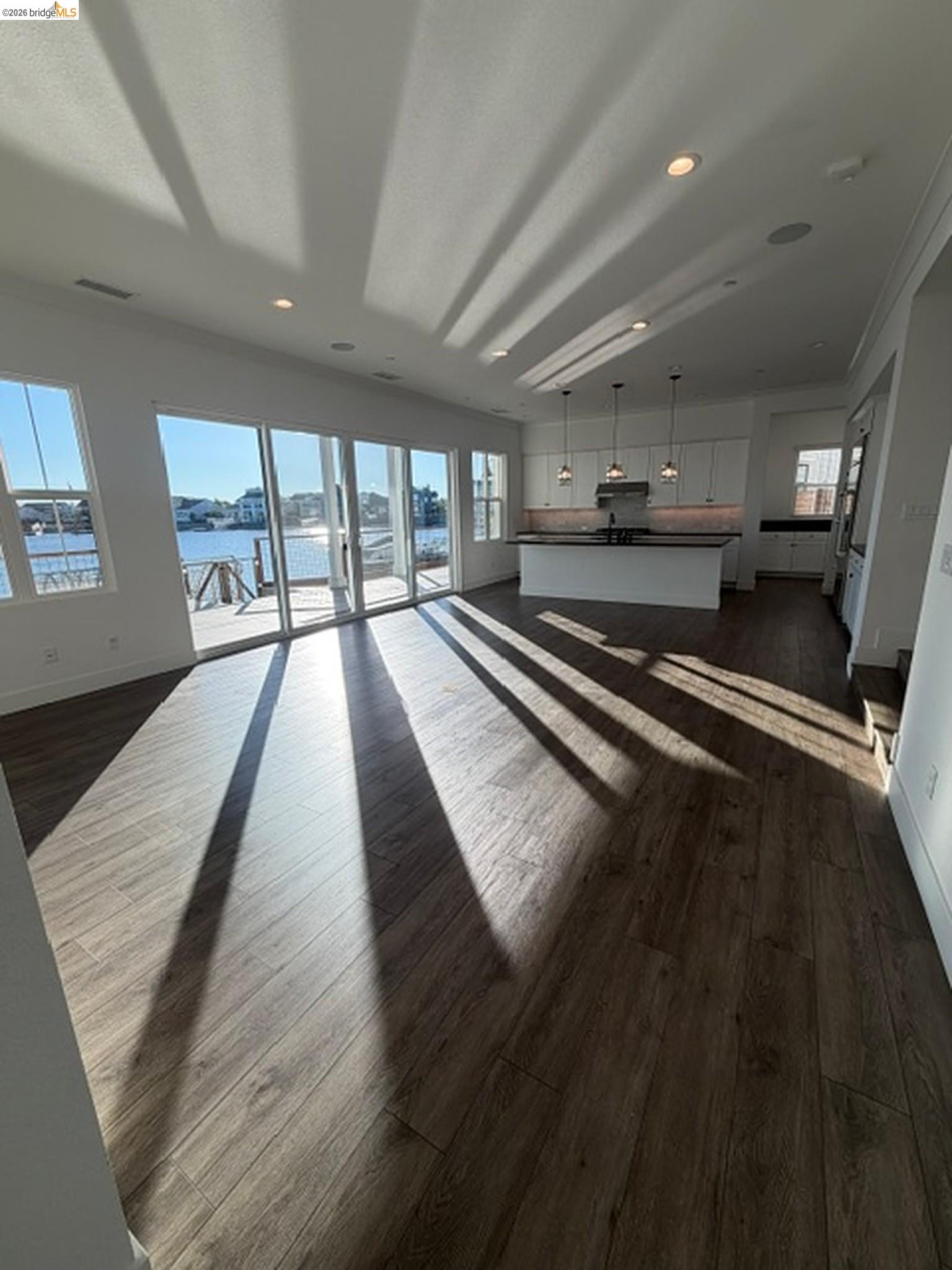 43 Edgewater Ct