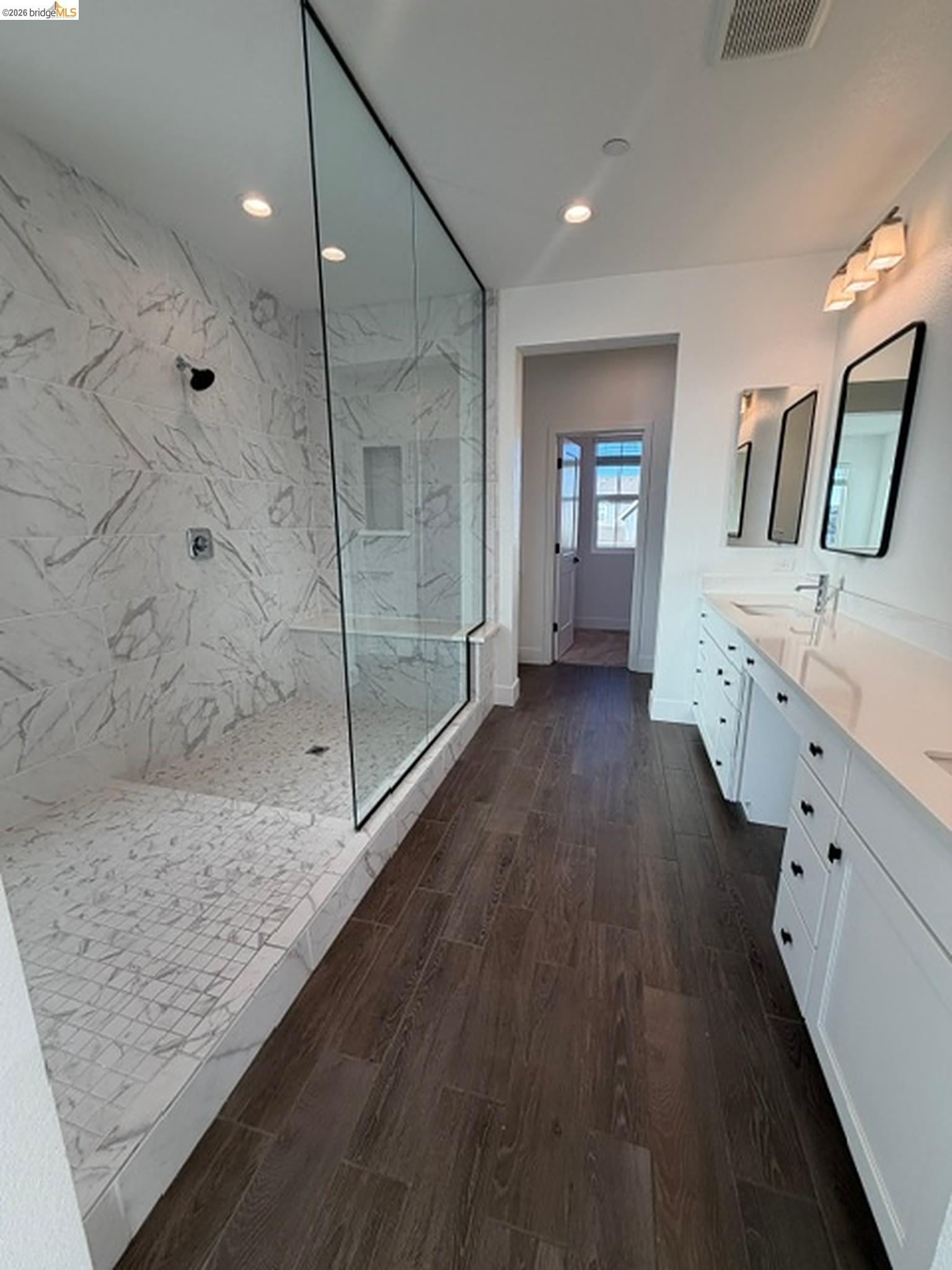 43 Edgewater Ct