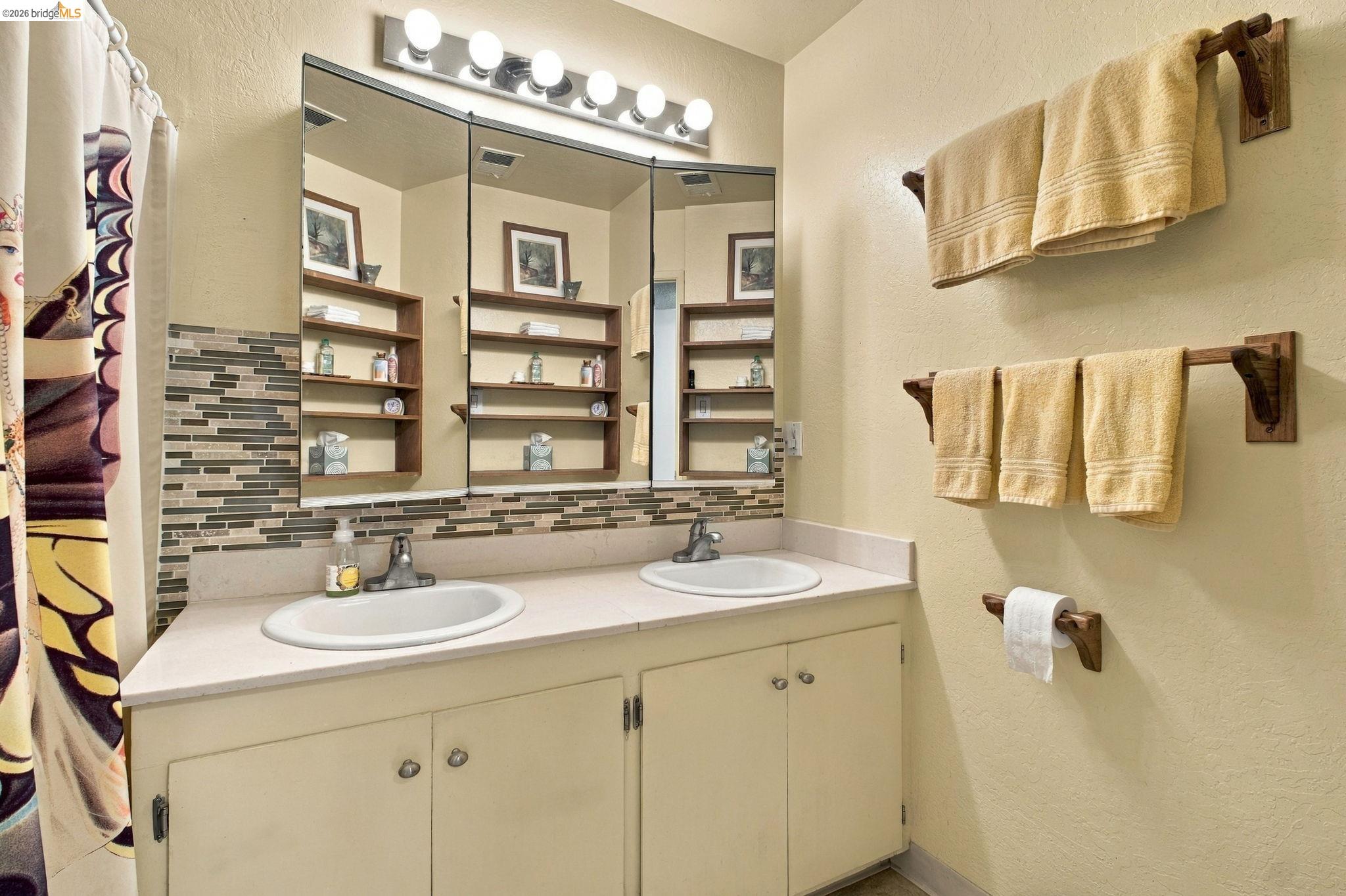3421 Hackamore Dr