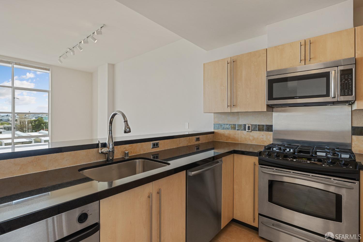 1600 Webster Street # 407
