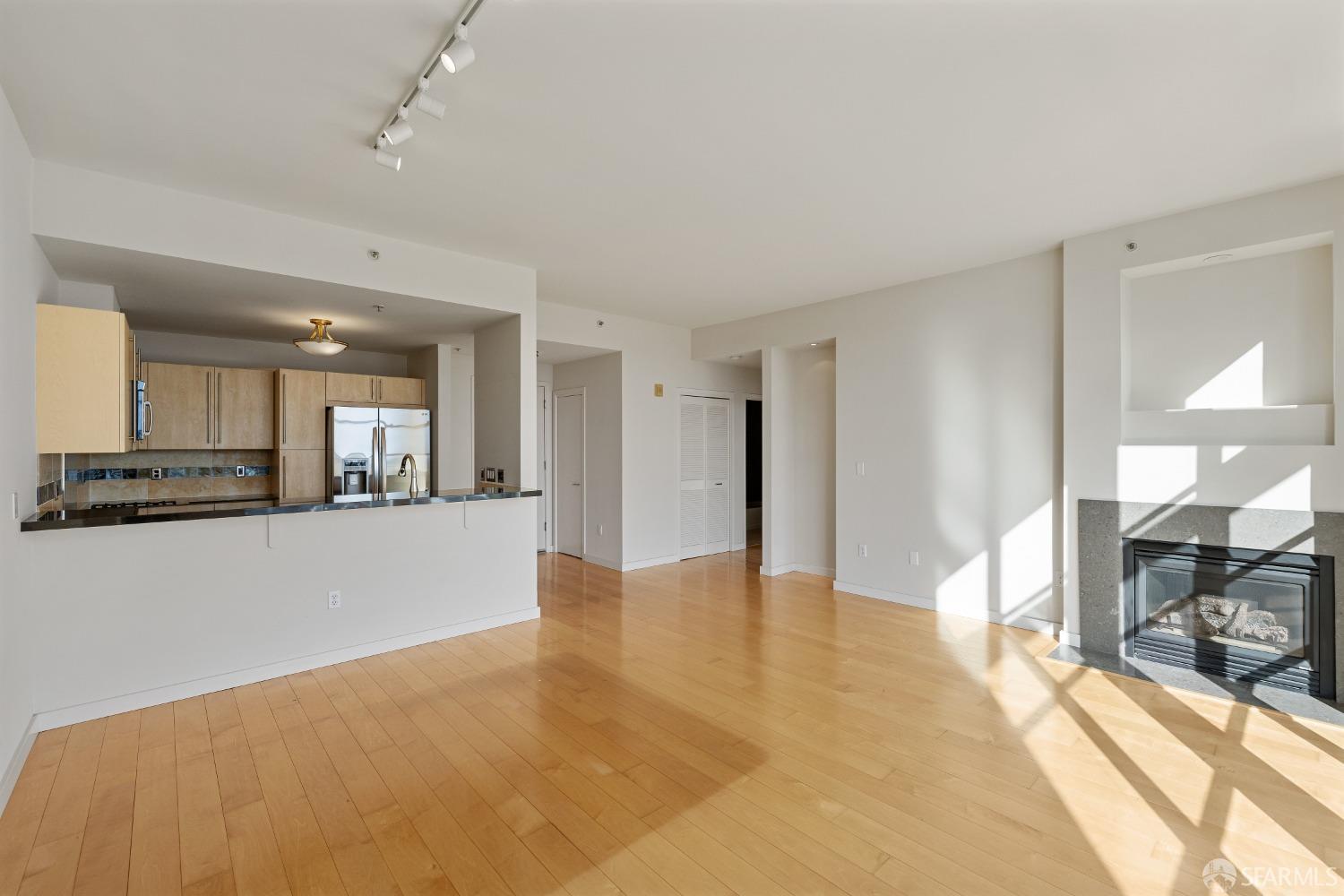1600 Webster Street # 407