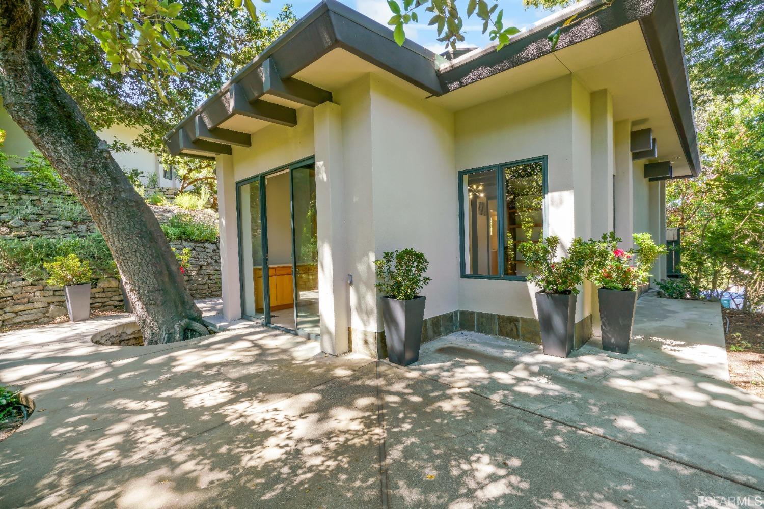1350 Grand View Drive