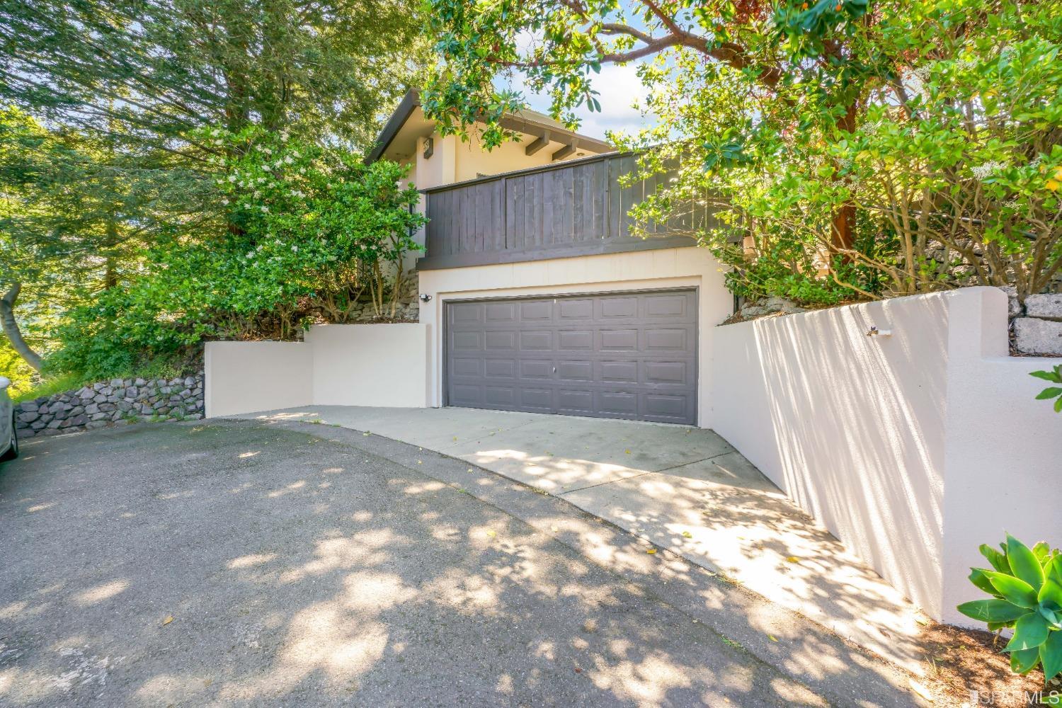 1350 Grand View Drive