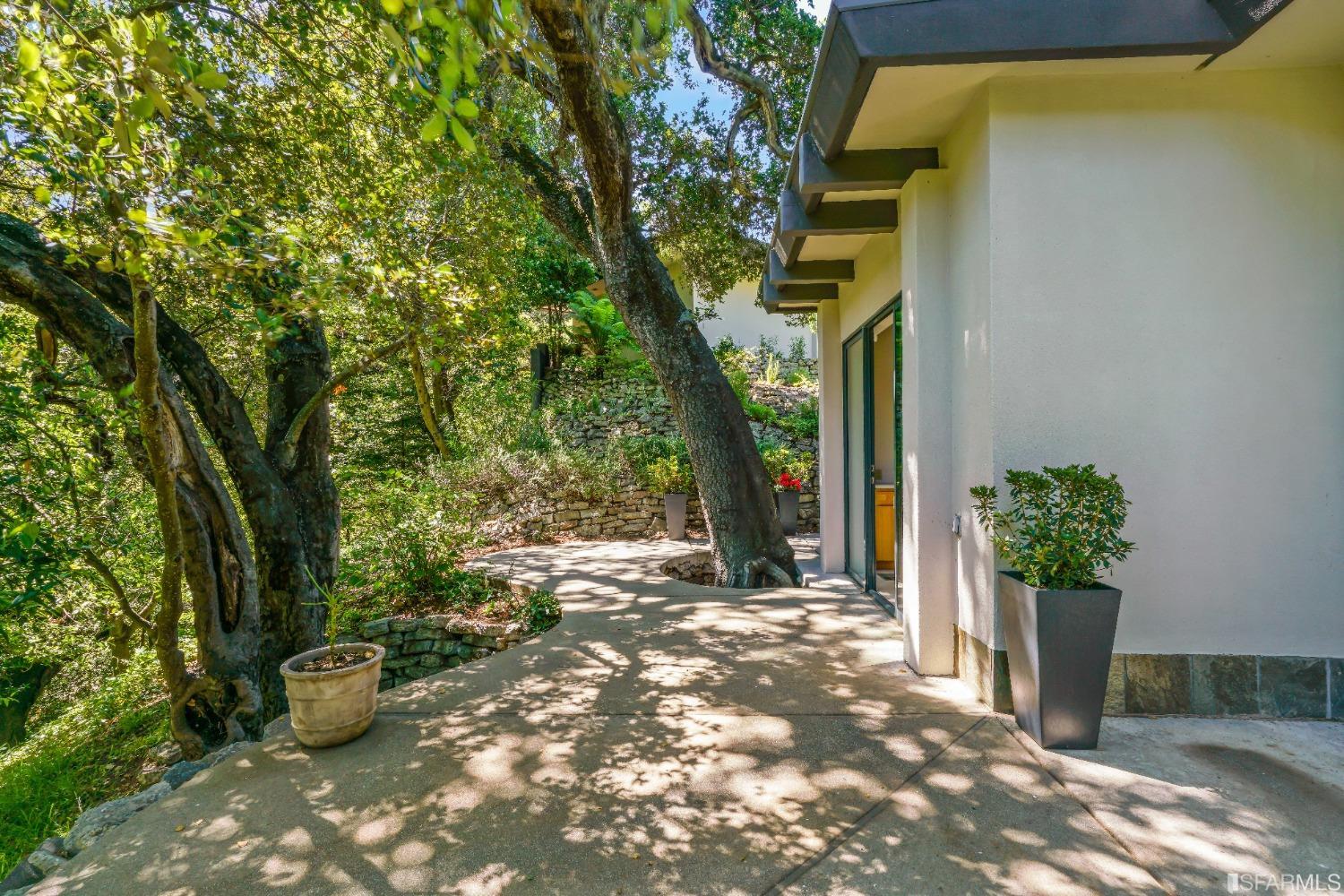 1350 Grand View Drive