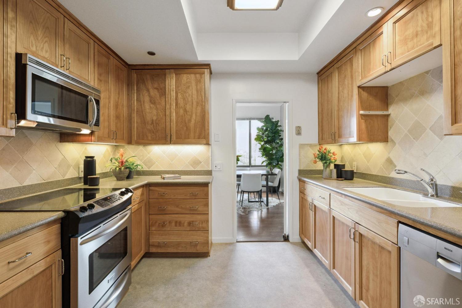 101 Lombard # 103E