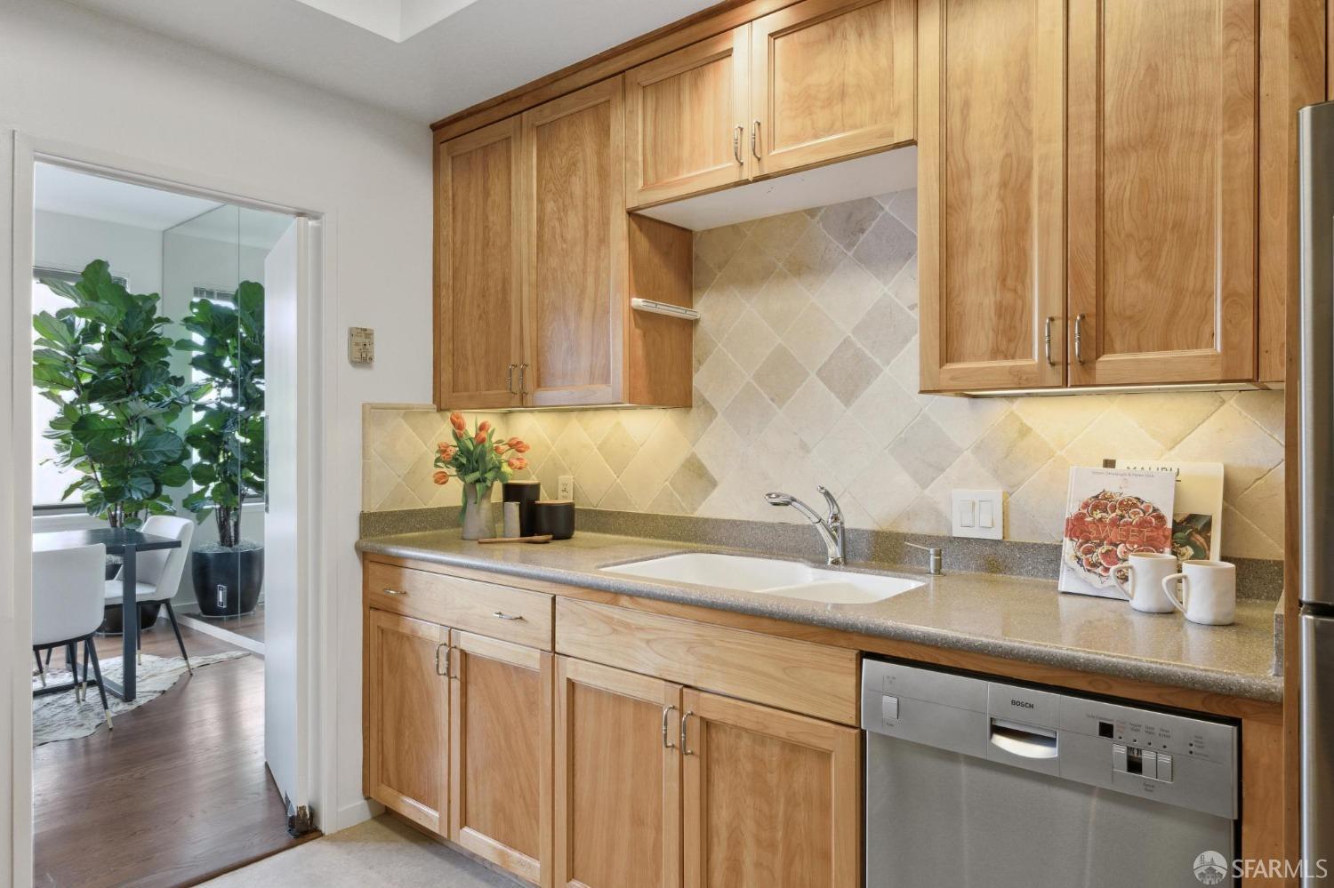 101 Lombard # 103E